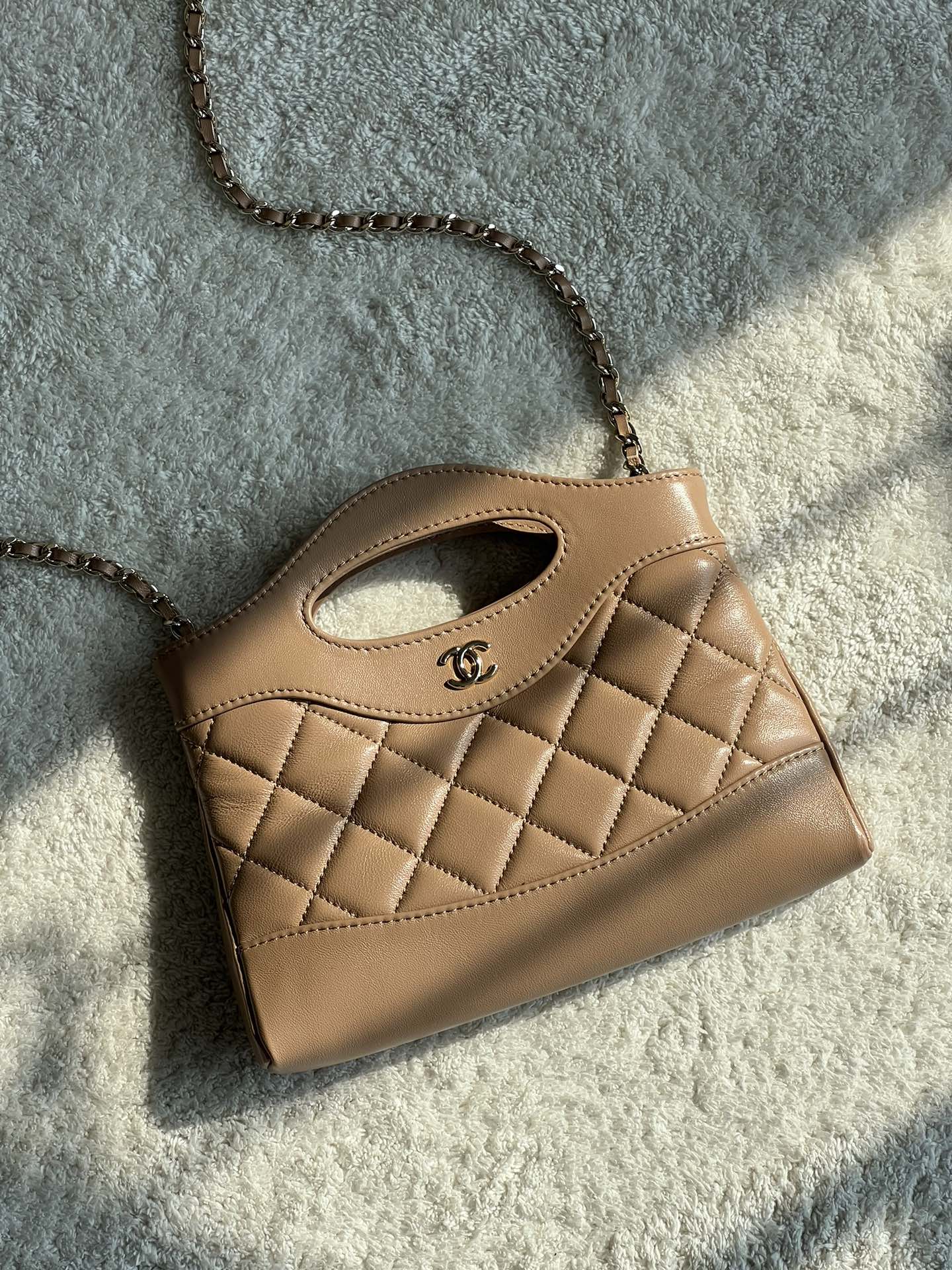 NO:179389,Super popular real objects launched by the super high-quality ones are also very cute!  It is a classic and never out of date [strong] and is cute and practical. You can put two big phones on the upper body and look invincible!  Super recommended size.*.* model number, special large-scale Chanel original leather, chanel19860909特级 推出的 超级火爆实物也非常可爱！属于经典永不过时款[强]可爱的同时也很实用,可以放下两枚大手机上身搭配也无敌好看！超级推荐 尺寸.*.* 款号,特级大厂货香奈儿原厂皮,chanel,Bag