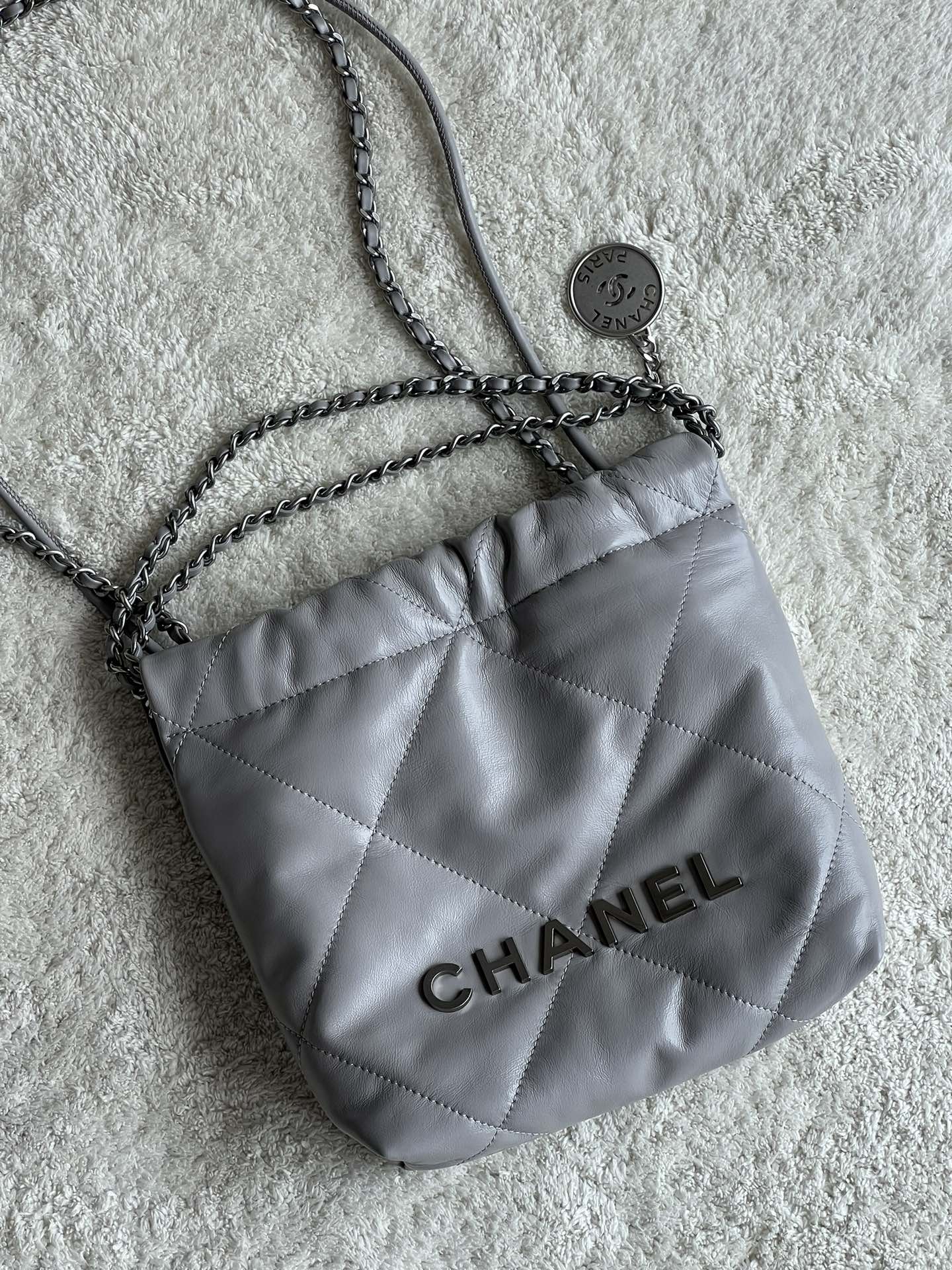 NO:179881,Special grade (original leather version) Commonly known as garbage bags Ceiling box original leather The most popular series this season is worth buying, Xiaoxiang will be popular and lead the mainstream Leather material original calf leather Metal pure steel Color light gray/silver Number --, Super large-scale large-scale Chanel original leather, chanel, cowhide19860909特级（原厂皮版本）  俗称 垃圾袋 天花板方框原厂皮 本季最火最值得入手的系列,小香凡是以数字命名的都必火爆 引领主流 皮料原厂小牛皮 金属纯钢 色系浅灰/银 编号 --,特级大厂货香奈儿原厂皮,chanel,cowhide,Bag