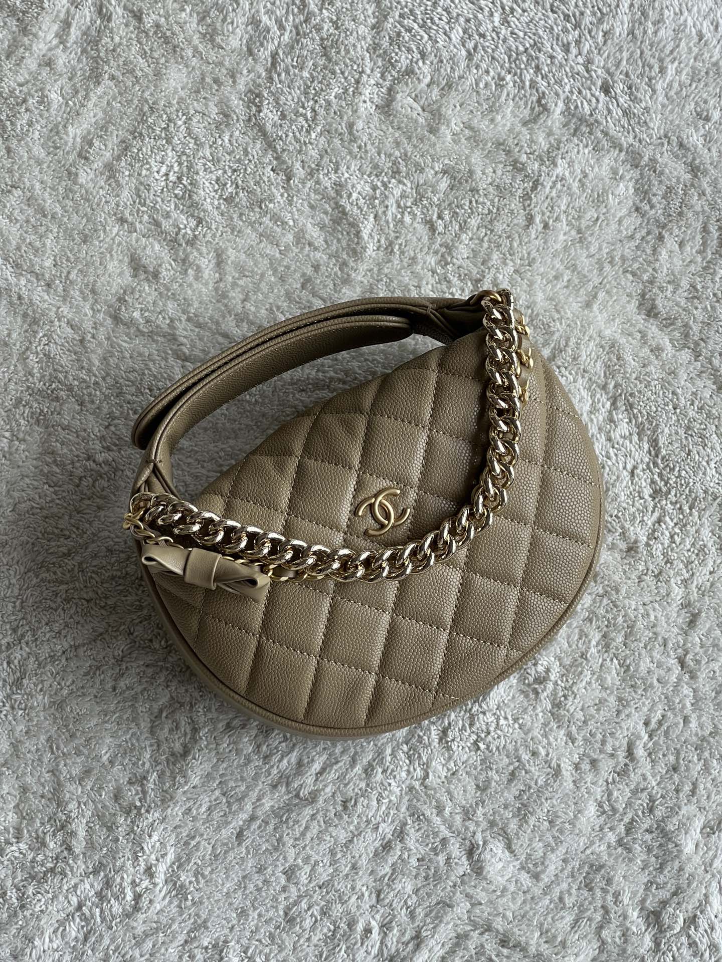✨𝗣𝟲𝟮𝟬🇮🇹𝐂𝐇𝐀𝐍𝐄𝐋 𝟐𝟒𝐬 Hula Hoop clutch, cabe un móvil. Un artículo de la colección 𝟐𝟒𝐬 que vale la pena c…