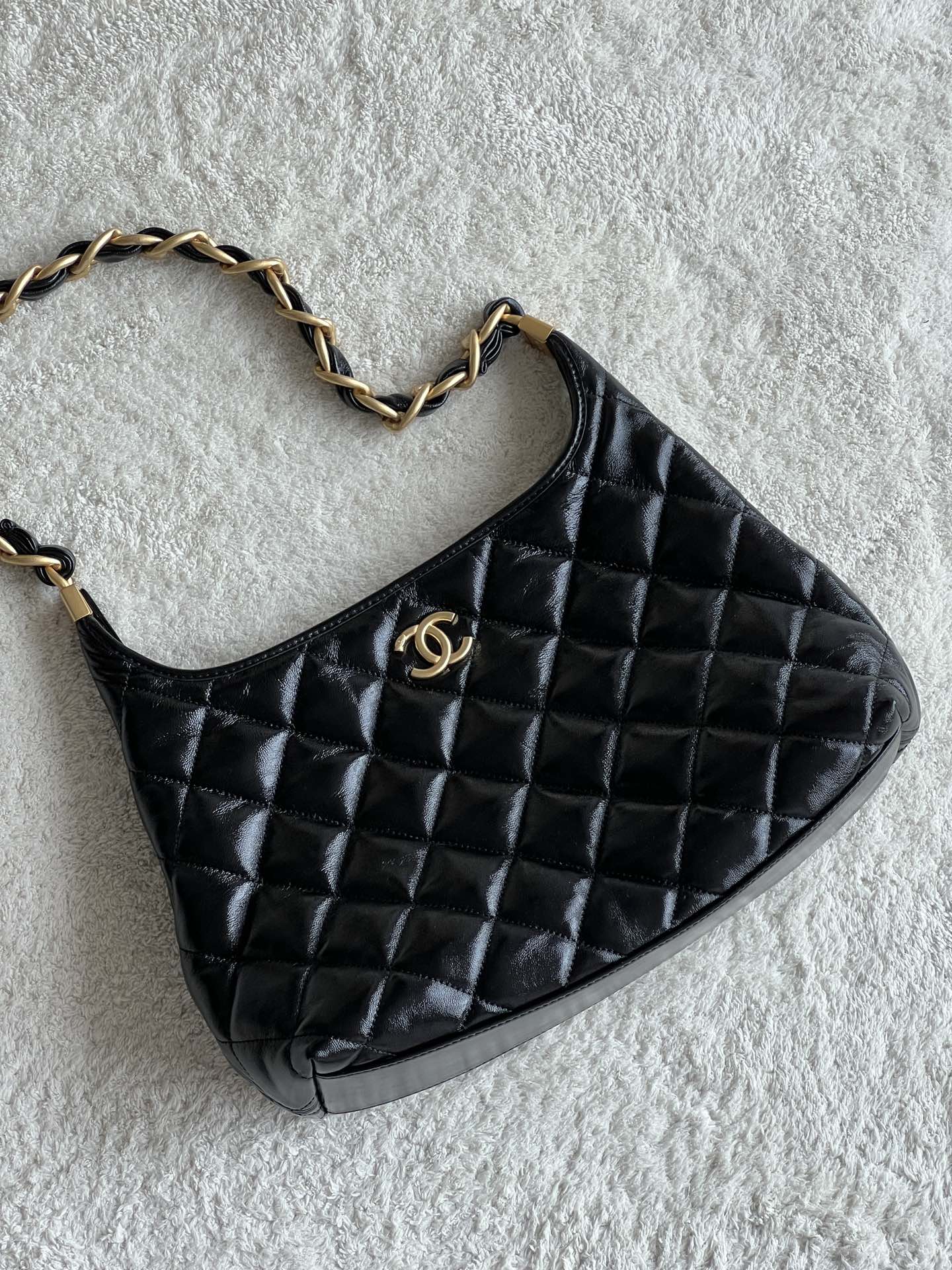 NO:181418,Genuine grade original leather version This season is ready to go! Super light! Almost everything you need to use, including mobile phones! Compared to the previous hobo, this one is fuller in shape, the leather is original oily wax shiny leather. The shoulder strap length is very sufficient, and it can be suppressed with heavy clothes in autumn and winter! Size ** model number, special-grade large-scale original leather, chanel19860909正品级 原厂皮版本 这一季此可以冲了!超轻无比!差不多要用的东西都装得下,包括手机!相比之前的hobo 这个的形状更饱满一些,皮是原厂油蜡亮皮.肩带长度很够,搭配秋冬的厚重衣服它也压得住! 尺寸** 款号,特级大厂货香奈儿原厂皮,chanel,Bag