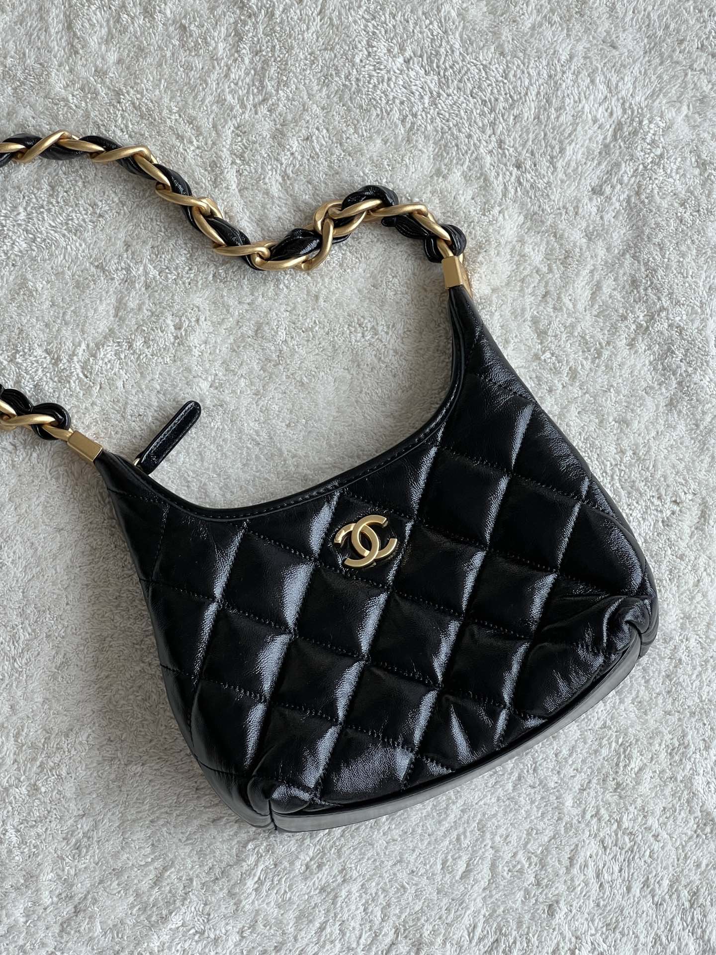 NO:181422,Genuine grade original leather version This season is extremely light! Almost everything you need to use, including mobile phones! Compared with the previous hobo, this one is fuller in shape, the leather is oily and waxy. The shoulder strap length is very sufficient, and it can also suppress the size with heavy clothes in autumn and winter. *. *. Model number, special-grade large-scale original leather, chanel19860909正品级 原厂皮版本 这一季此超轻无比!差不多要用的东西都装得下,包括手机!相比之前的hobo 这个的形状更饱满一些,皮是油蜡亮皮.肩带长度很够,搭配秋冬的厚重衣服它也压得住 尺寸. *. * . 款号,特级大厂货香奈儿原厂皮,chanel,Bag