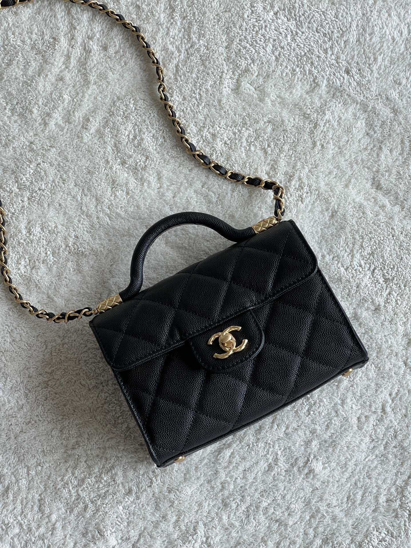 NO:181430,Genuine grade original leather version black gold handle crossbody bag is here!  It uses black lychee pattern cowhide and gold matte gold. The highlight is that it can be cross-body and carry. The mini bag is very light and cute. Although the capacity is small, it is still very suitable for this summer!  Size ** Model number, super large-scale Chanel original leather, chanel, satchels, crossbody bags, cowhide19860909正品级 原厂皮版本 黑金手柄斜挎包来了！采用黑色荔枝纹牛皮 金色磨砂金 亮点是可以斜挎和手提 迷你的包身 非常轻盈可巧 容量虽小 但是还是非常适合这个夏天！ 尺寸** 款号,特级大厂货香奈儿原厂皮,chanel,satchels,crossbody bags,cowhide,Bag