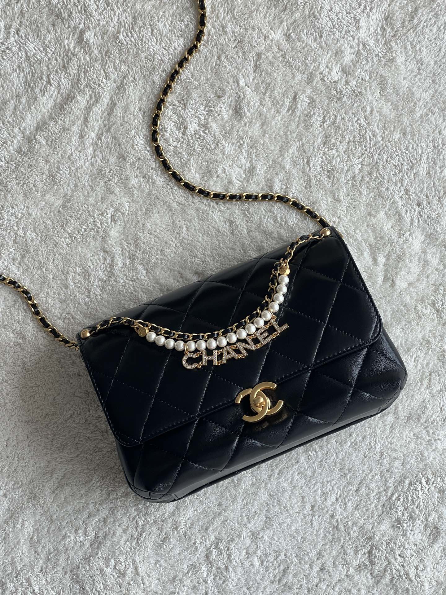 NO:181410,Genuine grade original leather version hand-visited series pearl chain letter pendant sheepskin texture is very exquisite chain design is very beautiful every color combination, it is hard to make people not excited Size: *.* Model number, super large-scale Chanel original leather, chanel, sheepskin19860909正品级 原厂皮版本 手工访系列 珍珠链 字母吊坠 羊皮质感很赞 链条设计超级精致 每个颜色搭配都很美 很难让人不心动 尺寸: *.* 款号,特级大厂货香奈儿原厂皮,chanel,sheepskin,Bag