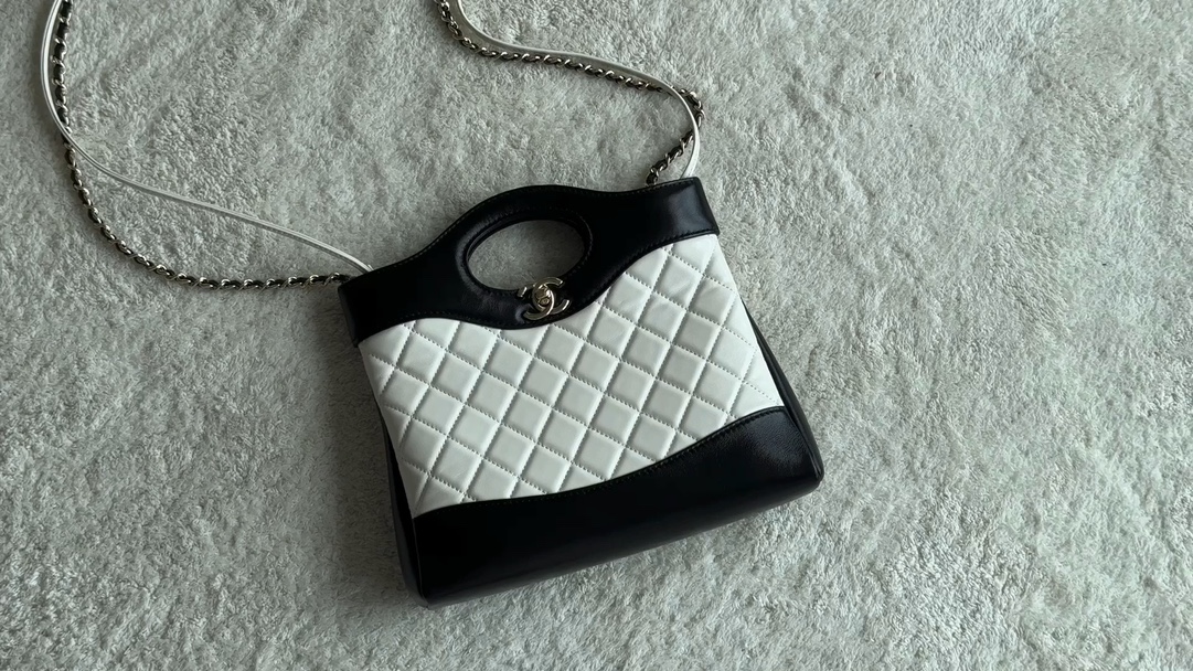 ✨ 𝟮𝟰𝗦 𝟯𝟭𝗯𝗮𝗴 𝗺𝗶𝗻𝗶 negro con blanco