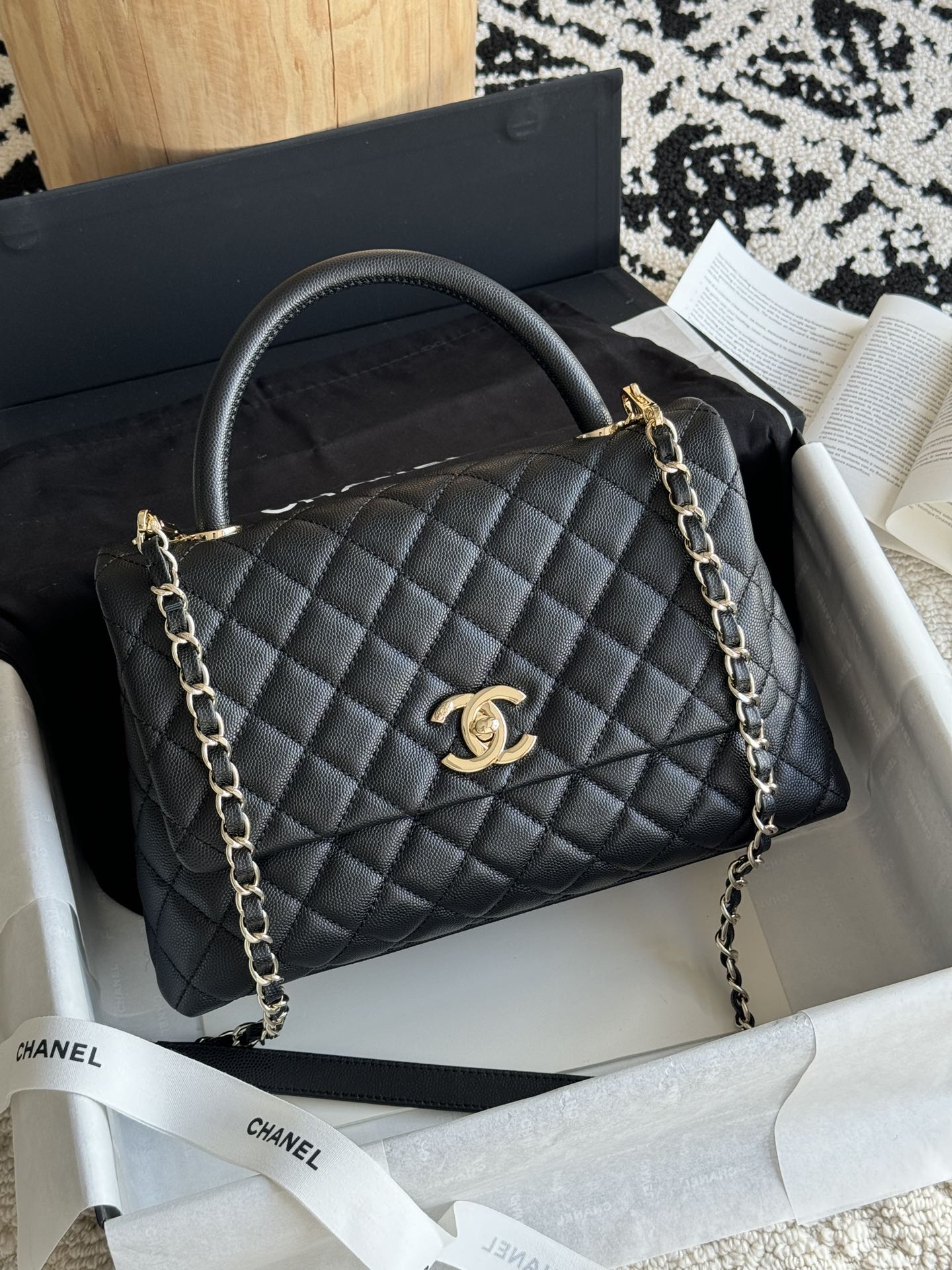 𝗣𝟴𝟴𝟬 ❒ 𝗖𝗼𝗰𝗼𝗛𝗮𝗻𝗱𝗹𝗲 es un bolso que rinde homenaje a la Sra. 𝗖𝗼𝗰𝗼. También es un tipo de bolso poco com…
