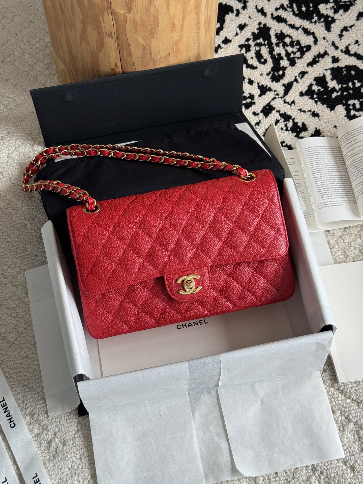 NO:768850,Premium original leather series Litchi pattern classic ball The CF series has a simple and elegant appearance design, using classic diamond stitching design and a metal buckle with a double C logo. The overall shape is fashionable yet stable. The bag has a square shape and smooth lines. It can show an elegant temperament whether it is a handbag, a shoulder or a crossbody. The leather is imported calfskin and the hardware is all steel.  Model, super big factory goods Chanel original leather, chanel, cowhide19860909特级 原厂皮 系列 荔枝纹经典球 CF系列的外观设计简洁而优雅,采用了经典的菱格纹缝线设计,搭配双C标志的金属扣 整体造型时尚而不失稳重 其包型方正,线条流畅,无论是手提、单肩还是斜挎,都能展现出优雅的气质 皮料进口小牛皮 五金全钢五金 . 型号,特级大厂货香奈儿原厂皮,chanel,cowhide,Bag