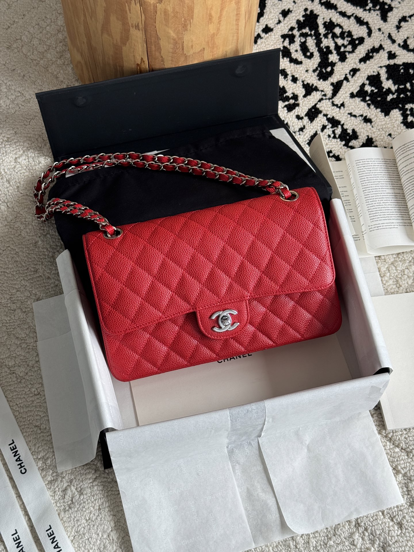 NO:768845,Premium original leather series Litchi pattern classic ball The CF series has a simple and elegant appearance design, using classic diamond stitching design and a metal buckle with a double C logo. The overall shape is fashionable yet stable. The bag has a square shape and smooth lines. It can show an elegant temperament whether it is a handbag, a shoulder or a crossbody. The leather is imported calfskin and the hardware is all steel.  Model, super big factory goods Chanel original leather, chanel, cowhide19860909特级 原厂皮  系列 荔枝纹经典球 CF系列的外观设计简洁而优雅,采用了经典的菱格纹缝线设计,搭配双C标志的金属扣 整体造型时尚而不失稳重 其包型方正,线条流畅,无论是手提、单肩还是斜挎,都能展现出优雅的气质 皮料进口小牛皮 五金全钢五金 . 型号,特级大厂货香奈儿原厂皮,chanel,cowhide,Bag