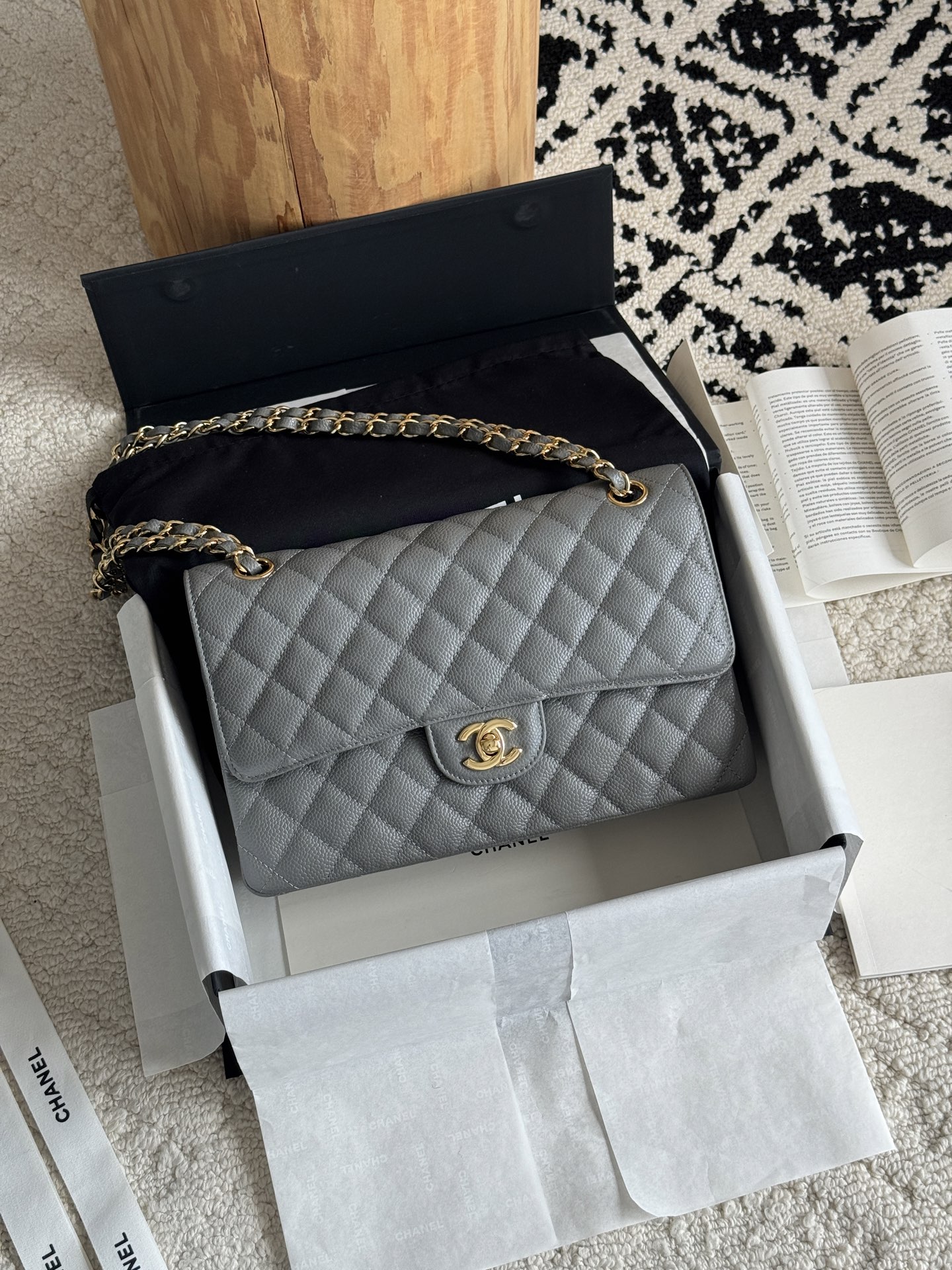 NO:768840,Premium original leather series Litchi pattern classic ball The CF series has a simple and elegant appearance design, using classic diamond stitching design and a metal buckle with a double C logo. The overall shape is fashionable yet stable. The bag has a square shape and smooth lines. It can show an elegant temperament whether it is a handbag, a shoulder or a crossbody. The leather is imported calfskin and the hardware is all steel.  Model, super big factory goods Chanel original leather, chanel, cowhide19860909特级 原厂皮 系列 荔枝纹经典球 CF系列的外观设计简洁而优雅,采用了经典的菱格纹缝线设计,搭配双C标志的金属扣 整体造型时尚而不失稳重 其包型方正,线条流畅,无论是手提、单肩还是斜挎,都能展现出优雅的气质 皮料进口小牛皮 五金全钢五金 . 型号,特级大厂货香奈儿原厂皮,chanel,cowhide,Bag