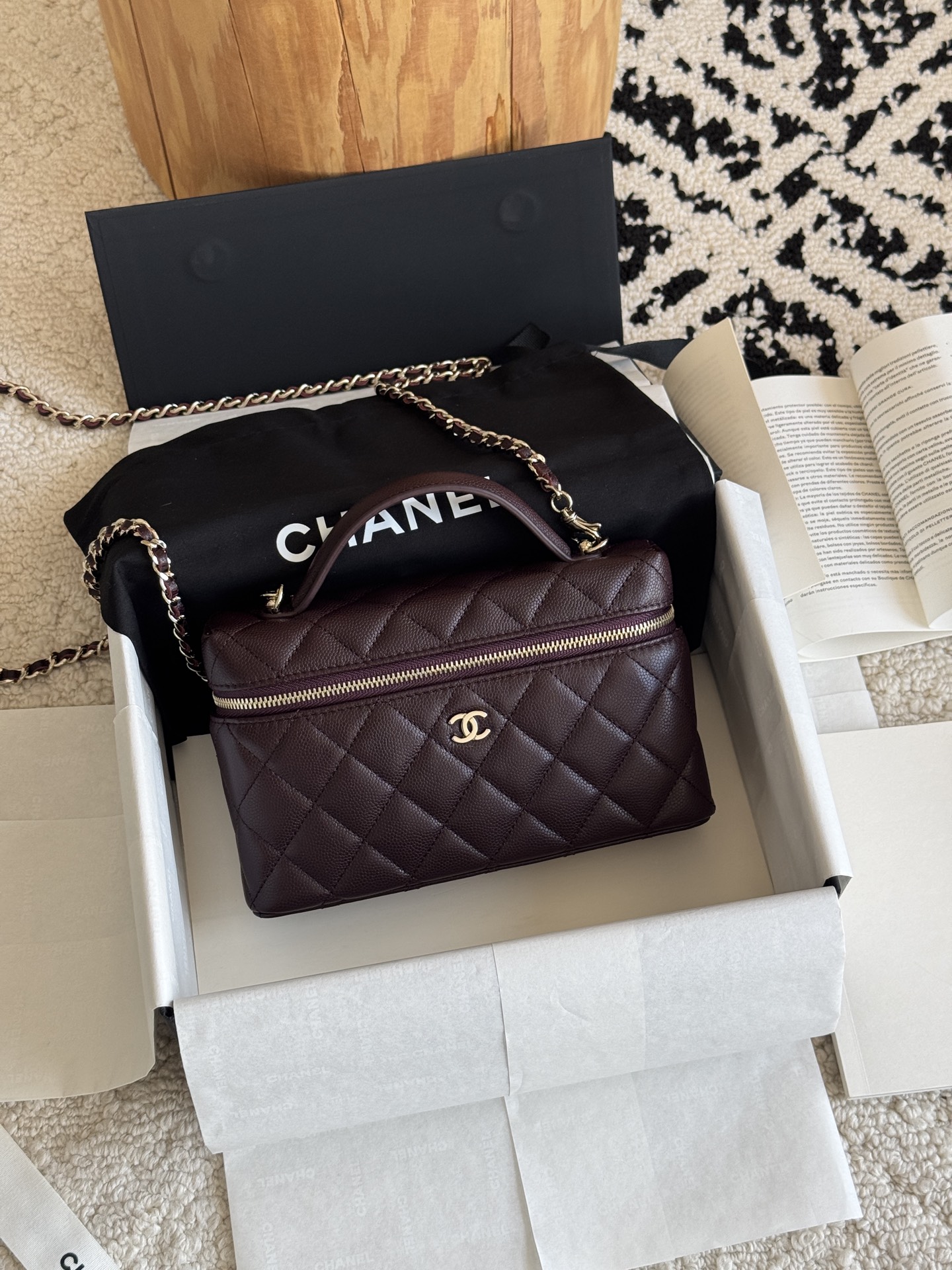 NO:852431,Special grade original leather series lunch box bag. The square shape of the bag is similar to a lunch box, and the shape is unique and cute. In terms of practicality, the capacity of the bag is considerable, which can meet the daily needs of carrying small items. The leather is imported caviar cowhide. The hardware is all steel and light gold. The size is 14x19x5cm. The model number is Chanel original leather, chanel, cowhide.19860909特级 原厂皮 系列 饭盒包 方正的包型类似饭盒,造型别致可爱 .在实用性方面,包包的容量较为可观,能够满足日常携带小物件的需求. 皮质进口鱼子酱牛皮 五金全钢浅金 尺寸14x19x5cm 款号,特级大厂货香奈儿原厂皮,chanel,cowhide,Bag