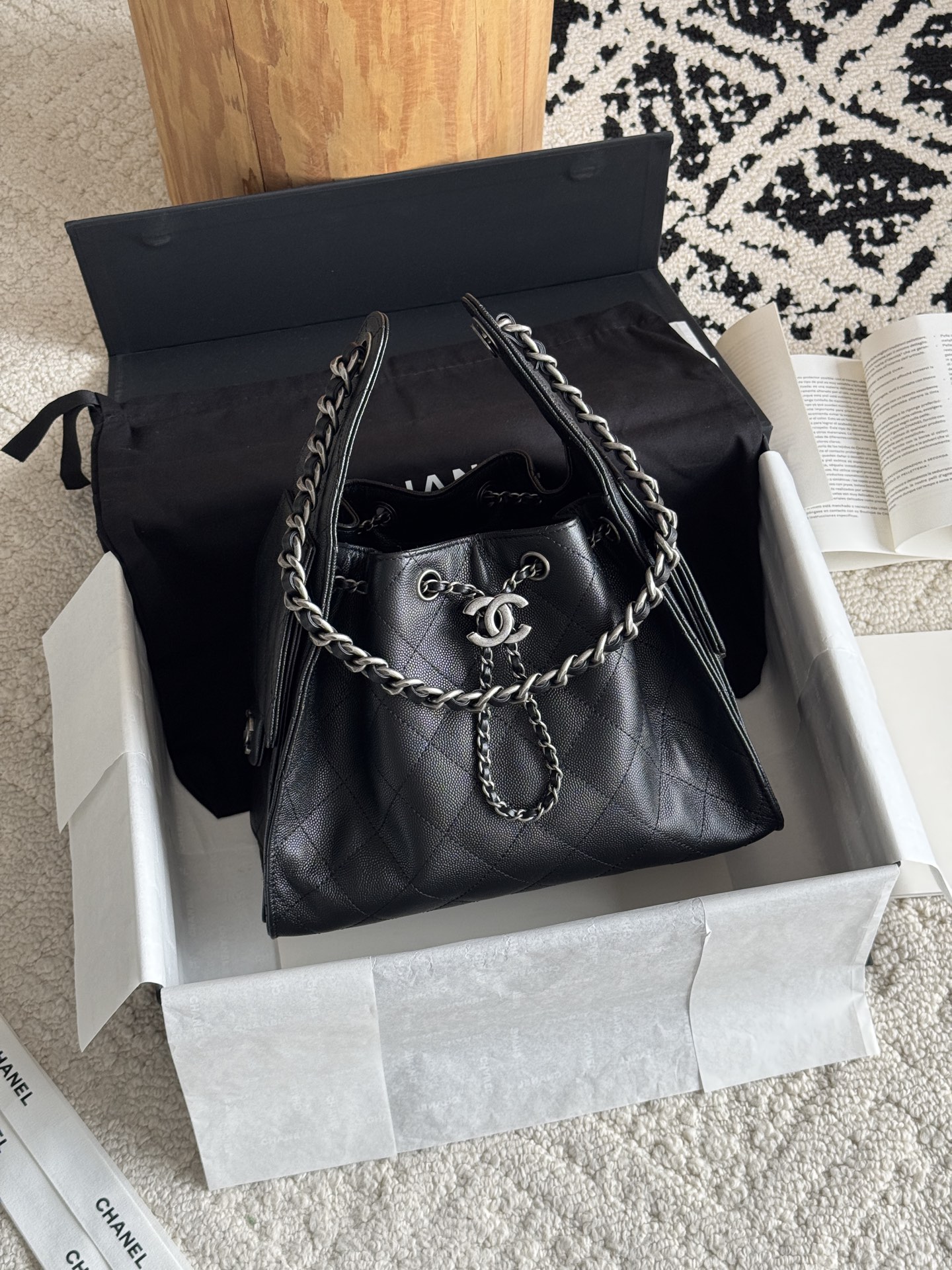 NO:768826,Special grade original leather 26c HOBO Bag 25bag original version The most popular series this season must be 25bag Hobo. It adopts exquisite and regular rhombus pattern to add a sense of three-dimensionality and fashion. The overall shape of the bucket is simple and generous, with smooth lines, both elegant and casual. Leather material: original caviar cowhide. Hardware custom-made pure copper gilding. Size 30*26*14cm  Model 5293, super high-end factory Chanel original leather, chanel, cowhide19860909特级 原厂皮 26c HOBO Bag 25bag 原厂版 本季最爆系列必属25bag Hobo 采用菱格纹路精致规整,增添立体感与时尚感.整体水桶造型简约大方,线条流畅,兼具优雅与随性. 皮料原厂鱼子酱牛皮 五金私定纯铜鎏金 尺寸30*26*14cm 型号5293,特级大厂货香奈儿原厂皮,chanel,cowhide,Bag