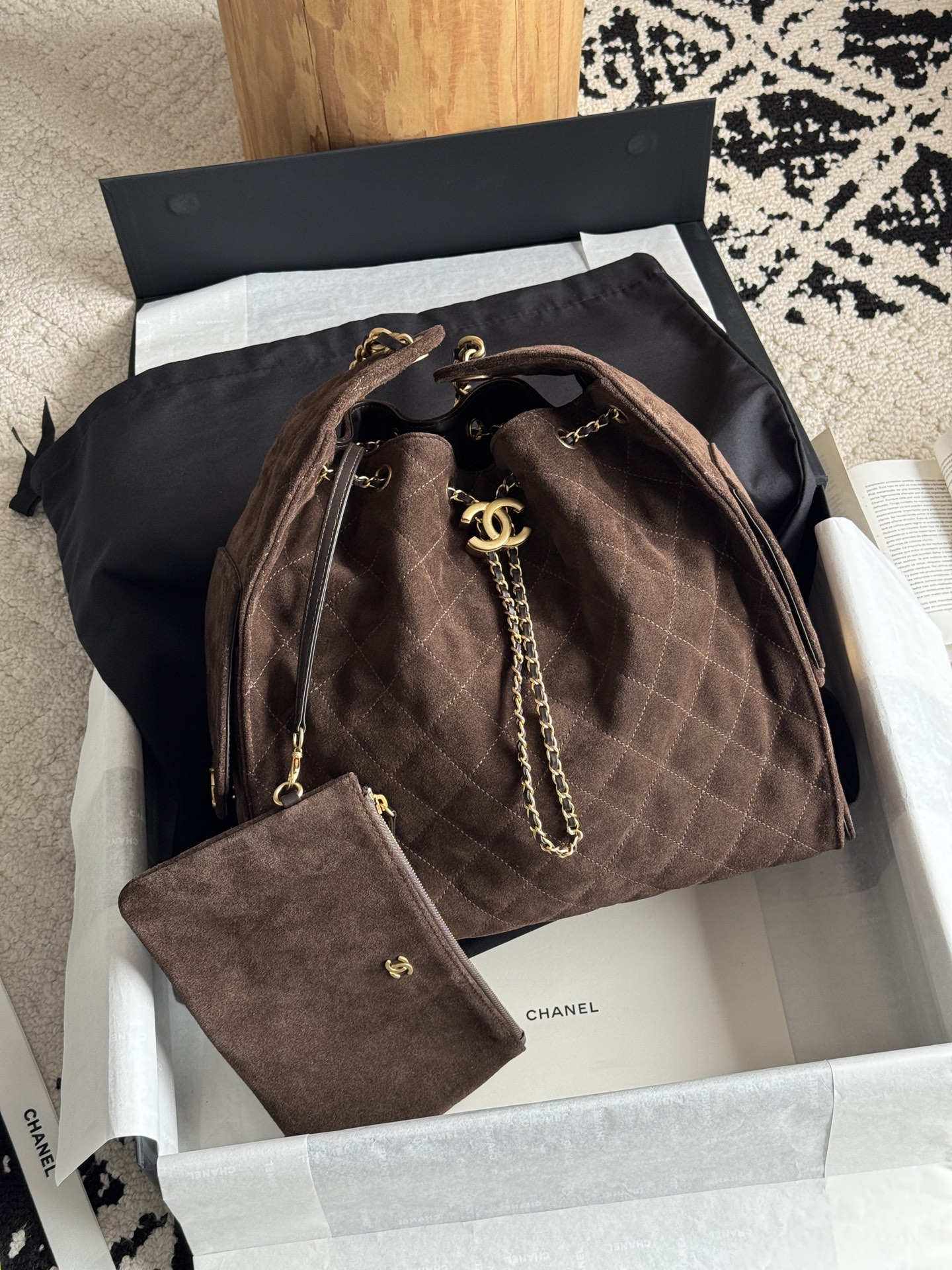 NO:768780,Special grade original leather 25c HOBO Bag 25bag original version The most popular series this season must be the 25bag Hobo. It adopts exquisite and regular rhombus pattern to add a sense of three-dimensionality and fashion. The overall bucket shape is simple and generous, with smooth lines, both elegant and casual. The leather is original frosted suede. The hardware is custom-made and gilded with pure copper. The size is 40*30*15cm.  Model 5311, super high-end factory Chanel original leather, chanel, chamois leather19860909特级 原厂皮 25c HOBO Bag 25bag 原厂版 本季最爆系列必属25bag Hobo 采用菱格纹路精致规整,增添立体感与时尚感.整体水桶造型简约大方,线条流畅,兼具优雅与随性. 皮料原厂磨砂麂皮 五金私定纯铜鎏金 尺寸40*30*15cm 型号5311,特级大厂货香奈儿原厂皮,chanel,chamois leather,Bag