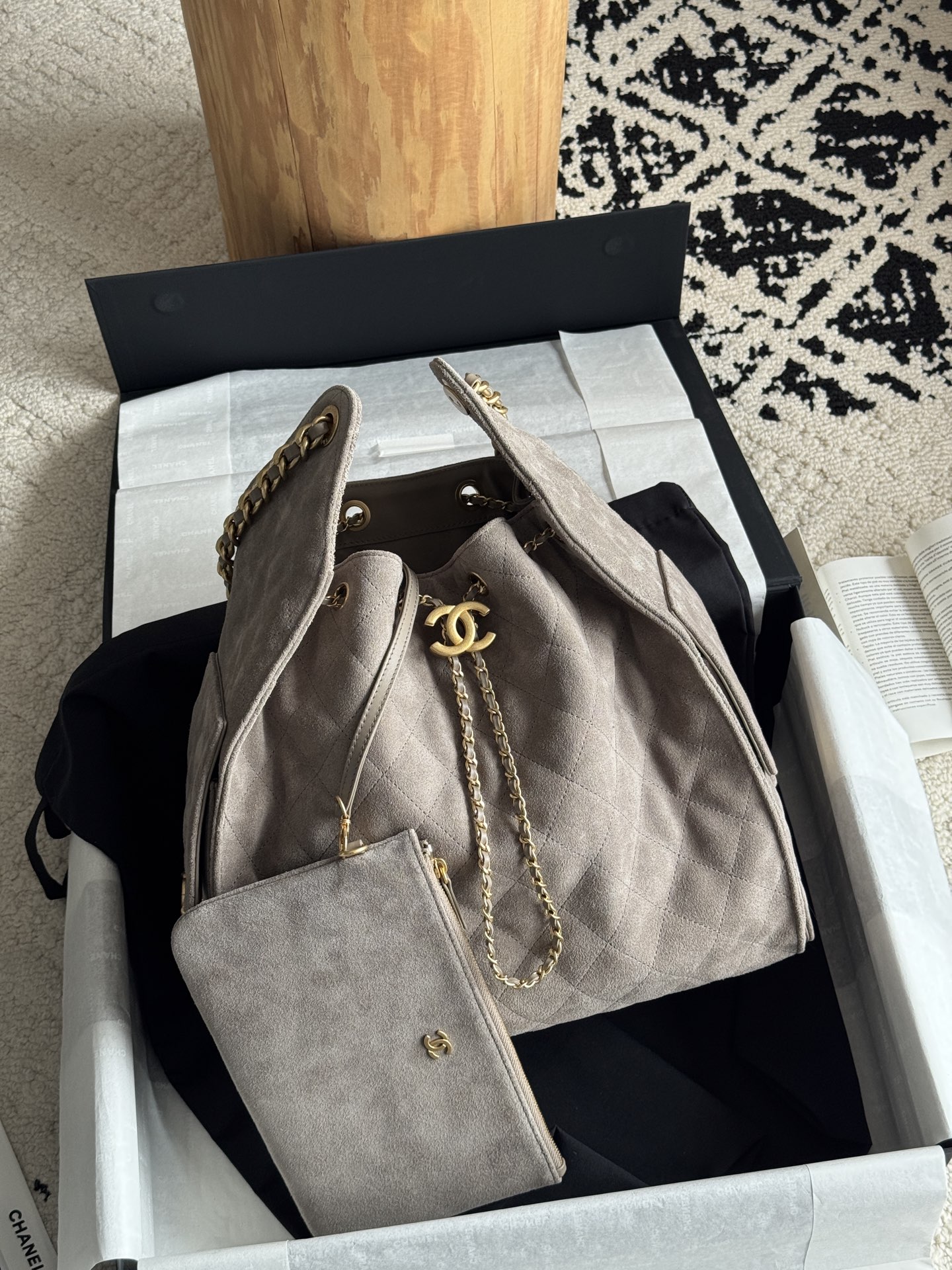 NO:768816,Special grade original leather 25c HOBO Bag 25bag original version The most popular series this season must be the 25bag Hobo. It adopts exquisite and regular rhombus pattern to add a sense of three-dimensionality and fashion. The overall bucket shape is simple and generous, with smooth lines, both elegant and casual. The leather is original frosted suede. The hardware is custom-made and gilded with pure copper. The size is 40*30*15cm.  Model 5311, super high-end factory Chanel original leather, chanel, chamois leather19860909特级 原厂皮 25c HOBO Bag 25bag 原厂版 本季最爆系列必属25bag Hobo 采用菱格纹路精致规整,增添立体感与时尚感.整体水桶造型简约大方,线条流畅,兼具优雅与随性. 皮料原厂磨砂麂皮 五金私定纯铜鎏金 尺寸40*30*15cm 型号5311,特级大厂货香奈儿原厂皮,chanel,chamois leather,Bag