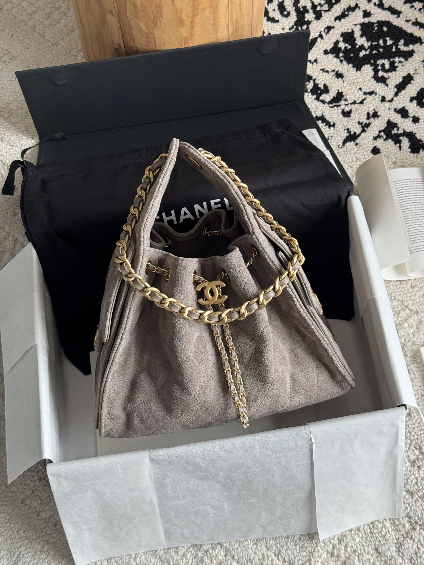 NO:768811,Special grade original leather 25c HOBO Bag 25bag original version The most popular series this season must be the 25bag Hobo. It adopts exquisite and regular rhombus pattern to add a sense of three-dimensionality and fashion. The overall bucket shape is simple and generous, with smooth lines, both elegant and casual. The leather is original frosted suede. The hardware is custom-made pure copper gilt. Size 30*26*14cm  Model 5293, super high-end factory Chanel original leather, chanel, chamois leather19860909特级 原厂皮 25c HOBO Bag 25bag 原厂版 本季最爆系列必属25bag Hobo 采用菱格纹路精致规整,增添立体感与时尚感.整体水桶造型简约大方,线条流畅,兼具优雅与随性. 皮料原厂磨砂麂皮 五金私定纯铜鎏金 尺寸30*26*14cm 型号5293,特级大厂货香奈儿原厂皮,chanel,chamois leather,Bag