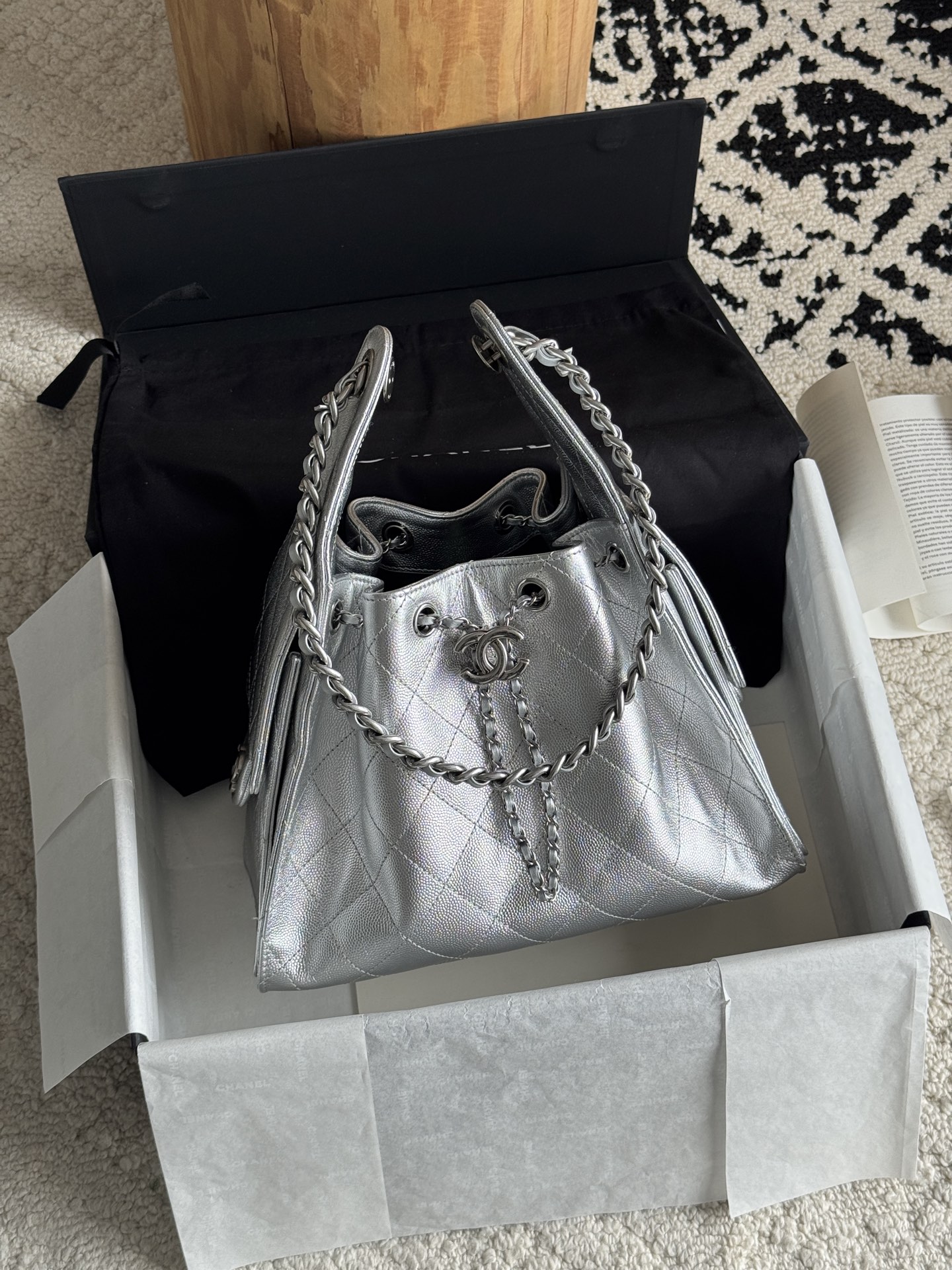 NO:768867,Special grade original leather 26c HOBO Bag 25bag original version The most popular series this season must be 25bag Hobo. It adopts exquisite and regular rhombus pattern to add a sense of three-dimensionality and fashion. The overall shape of the bucket is simple and generous, with smooth lines, both elegant and casual. Leather material: original caviar cowhide. Hardware custom-made pure copper gilding. Size 30*26*14cm  Model 5293, super high-end factory Chanel original leather, chanel, cowhide19860909特级 原厂皮  26c HOBO Bag 25bag 原厂版 本季最爆系列必属25bag Hobo 采用菱格纹路精致规整,增添立体感与时尚感.整体水桶造型简约大方,线条流畅,兼具优雅与随性. 皮料原厂鱼子酱牛皮 五金私定纯铜鎏金 尺寸30*26*14cm 型号5293,特级大厂货香奈儿原厂皮,chanel,cowhide,Bag