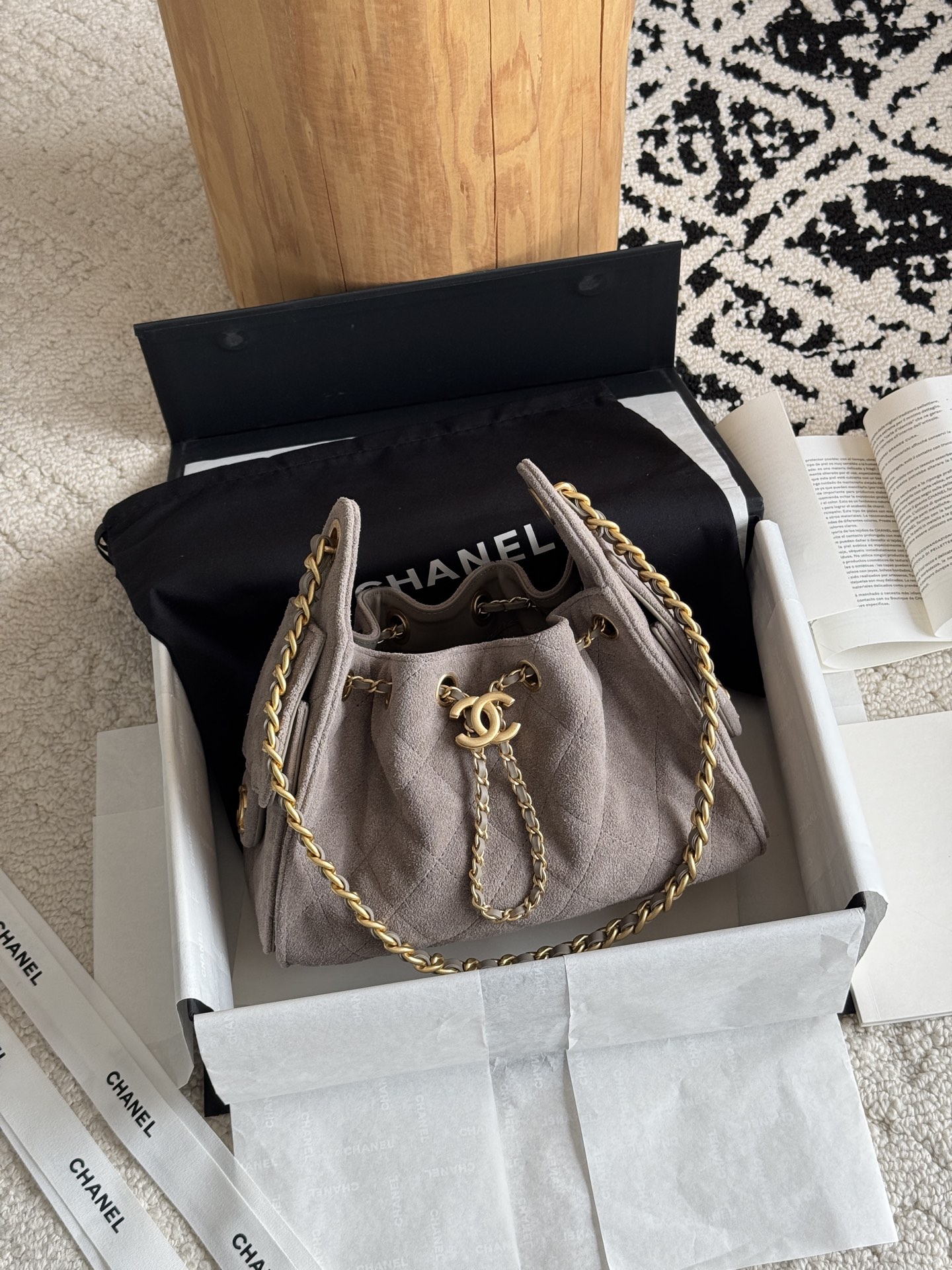 NO:768806,Special grade original leather 26c HOBO Bag 25bag mini original version The most popular series this season must be the 25bag Hobo. It adopts exquisite and regular rhombus pattern to add a sense of three-dimensionality and fashion. The overall bucket shape is simple and generous, with smooth lines, both elegant and casual. The leather is original frosted suede. The hardware is custom-made pure copper gilt. Size 20*22*12.5cm  Model 5631, super high-end factory Chanel original leather, chanel, chamois leather19860909特级 原厂皮 26c HOBO Bag 25bag mini 原厂版 本季最爆系列必属25bag Hobo 采用菱格纹路精致规整,增添立体感与时尚感.整体水桶造型简约大方,线条流畅,兼具优雅与随性. 皮料原厂磨砂麂皮 五金私定纯铜鎏金 尺寸20*22*12.5cm 型号5631,特级大厂货香奈儿原厂皮,chanel,chamois leather,Bag