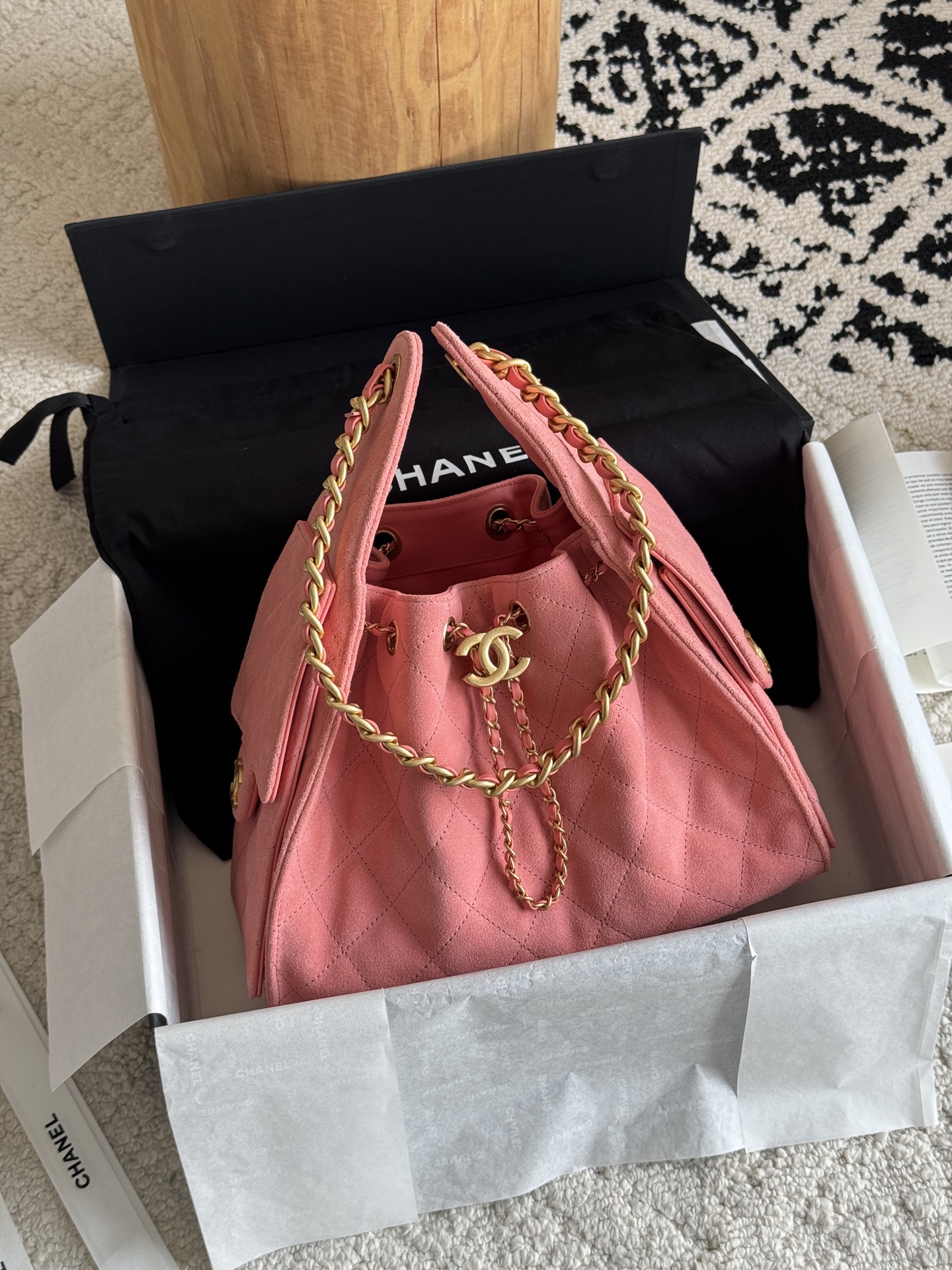 NO:768801,Special grade original leather 25c HOBO Bag 25bag original version The most popular series this season must be the 25bag Hobo. It adopts exquisite and regular rhombus pattern to add a sense of three-dimensionality and fashion. The overall bucket shape is simple and generous, with smooth lines, both elegant and casual. The leather is original frosted suede. The hardware is custom-made pure copper gilt. Size 30*26*14cm  Model 5293, super high-end factory Chanel original leather, chanel, chamois leather19860909特级 原厂皮  25c HOBO Bag 25bag 原厂版 本季最爆系列必属25bag Hobo 采用菱格纹路精致规整,增添立体感与时尚感.整体水桶造型简约大方,线条流畅,兼具优雅与随性. 皮料原厂磨砂麂皮 五金私定纯铜鎏金 尺寸30*26*14cm 型号5293,特级大厂货香奈儿原厂皮,chanel,chamois leather,Bag