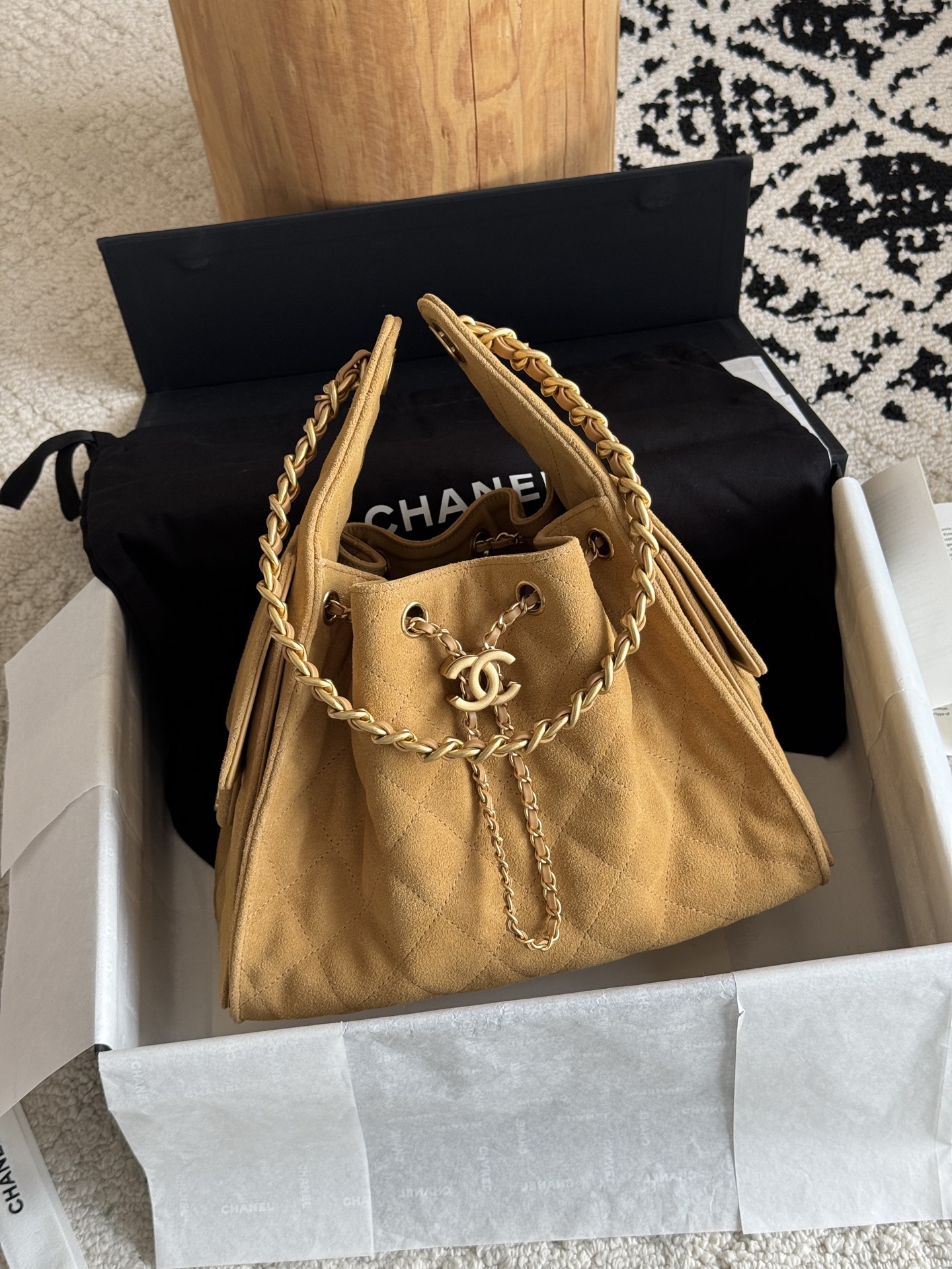 NO:768791,Special grade original leather 25c HOBO Bag 25bag original version The most popular series this season must be the 25bag Hobo. It adopts exquisite and regular rhombus pattern to add a sense of three-dimensionality and fashion. The overall bucket shape is simple and generous, with smooth lines, both elegant and casual. The leather is original frosted suede. The hardware is custom-made pure copper gilt. Size 30*26*14cm  Model 5293, super high-end factory Chanel original leather, chanel, chamois leather19860909特级 原厂皮  25c HOBO Bag 25bag 原厂版 本季最爆系列必属25bag Hobo 采用菱格纹路精致规整,增添立体感与时尚感.整体水桶造型简约大方,线条流畅,兼具优雅与随性. 皮料原厂磨砂麂皮 五金私定纯铜鎏金 尺寸30*26*14cm 型号5293,特级大厂货香奈儿原厂皮,chanel,chamois leather,Bag