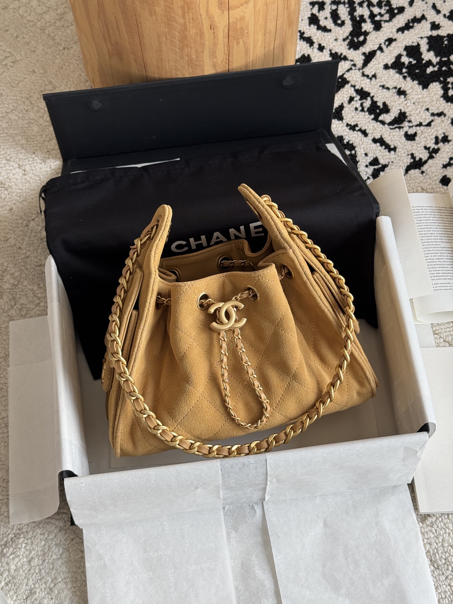 NO:768785,Special grade original leather 26c HOBO Bag 25bag mini original version The most popular series this season must be the 25bag Hobo. It adopts exquisite and regular rhombus pattern to add a sense of three-dimensionality and fashion. The overall bucket shape is simple and generous, with smooth lines, both elegant and casual. The leather is original frosted suede. The hardware is custom-made pure copper gilt. Size 20*22*12.5cm  Model 5631, super high-end factory Chanel original leather, chanel, chamois leather19860909特级 原厂皮 26c HOBO Bag 25bag mini 原厂版 本季最爆系列必属25bag Hobo 采用菱格纹路精致规整,增添立体感与时尚感.整体水桶造型简约大方,线条流畅,兼具优雅与随性. 皮料原厂磨砂麂皮 五金私定纯铜鎏金 尺寸20*22*12.5cm 型号5631,特级大厂货香奈儿原厂皮,chanel,chamois leather,Bag