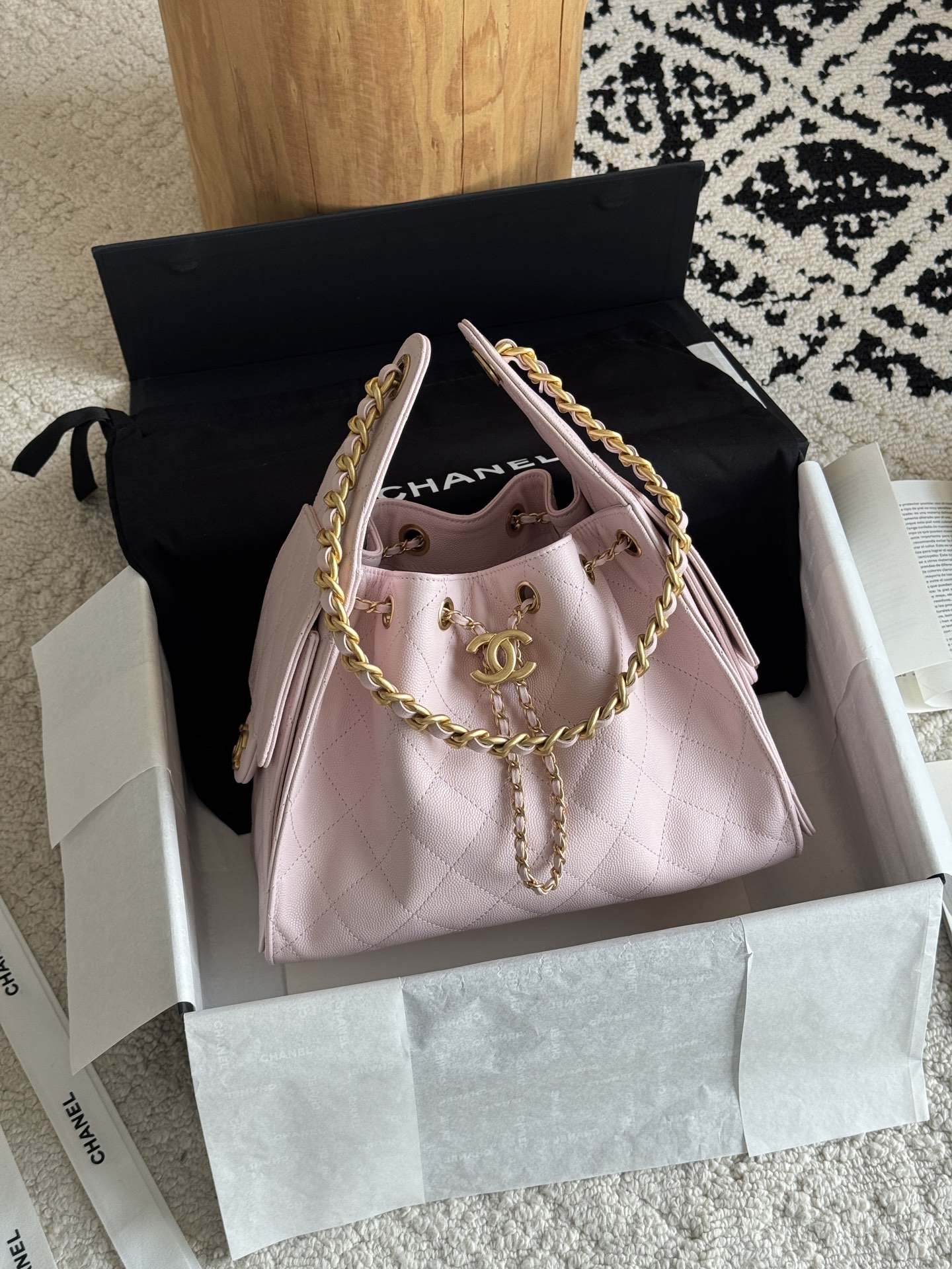 NO:768854,Special grade original leather 26c HOBO Bag 25bag original version The most popular series this season must be 25bag Hobo. It adopts exquisite and regular rhombus pattern to add a sense of three-dimensionality and fashion. The overall shape of the bucket is simple and generous, with smooth lines, both elegant and casual. Leather material: original caviar cowhide. Hardware custom-made pure copper gilding. Size 30*26*14cm  Model 5293, super high-end factory Chanel original leather, chanel, cowhide19860909特级 原厂皮  26c HOBO Bag 25bag 原厂版 本季最爆系列必属25bag Hobo 采用菱格纹路精致规整,增添立体感与时尚感.整体水桶造型简约大方,线条流畅,兼具优雅与随性. 皮料原厂鱼子酱牛皮 五金私定纯铜鎏金 尺寸30*26*14cm 型号5293,特级大厂货香奈儿原厂皮,chanel,cowhide,Bag