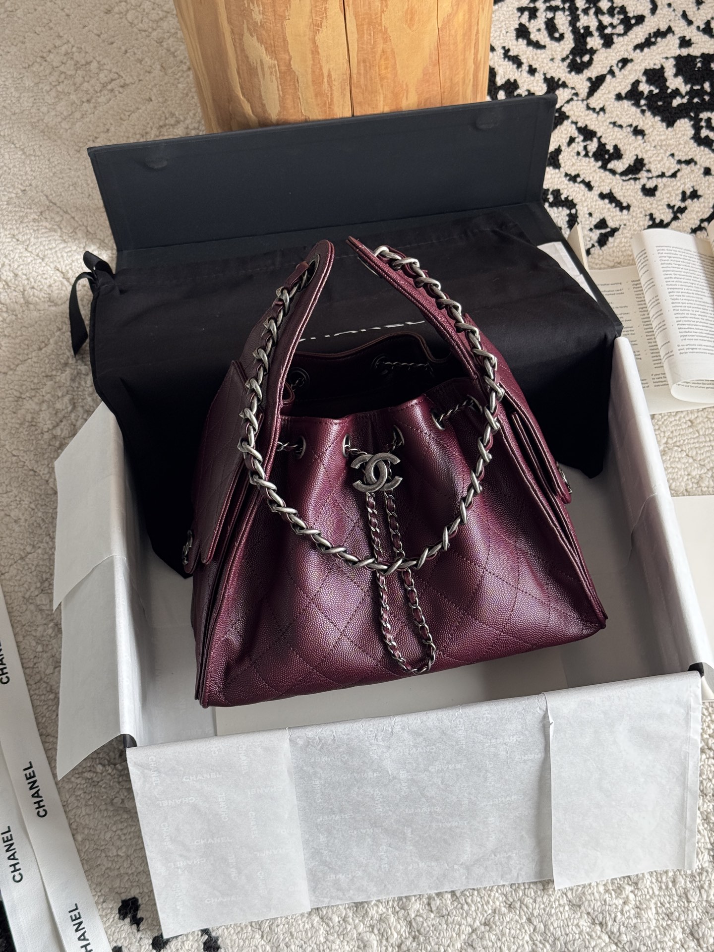 NO:768792,Special grade original leather 25c HOBO Bag 25bag original version The most popular series this season must be 25bag Hobo. It adopts exquisite and regular rhombus pattern to add a sense of three-dimensionality and fashion. The overall bucket shape is simple and generous, with smooth lines, both elegant and casual. Leather material: original caviar cowhide. Hardware custom-made pure copper and ancient silver. Size 30*26*14cm  Model 5293, super high-end factory Chanel original leather, chanel, cowhide19860909特级 原厂皮  25c HOBO Bag 25bag 原厂版 本季最爆系列必属25bag Hobo 采用菱格纹路精致规整,增添立体感与时尚感.整体水桶造型简约大方,线条流畅,兼具优雅与随性. 皮料原厂鱼子酱牛皮 五金私定纯铜古银 尺寸30*26*14cm 型号5293,特级大厂货香奈儿原厂皮,chanel,cowhide,Bag