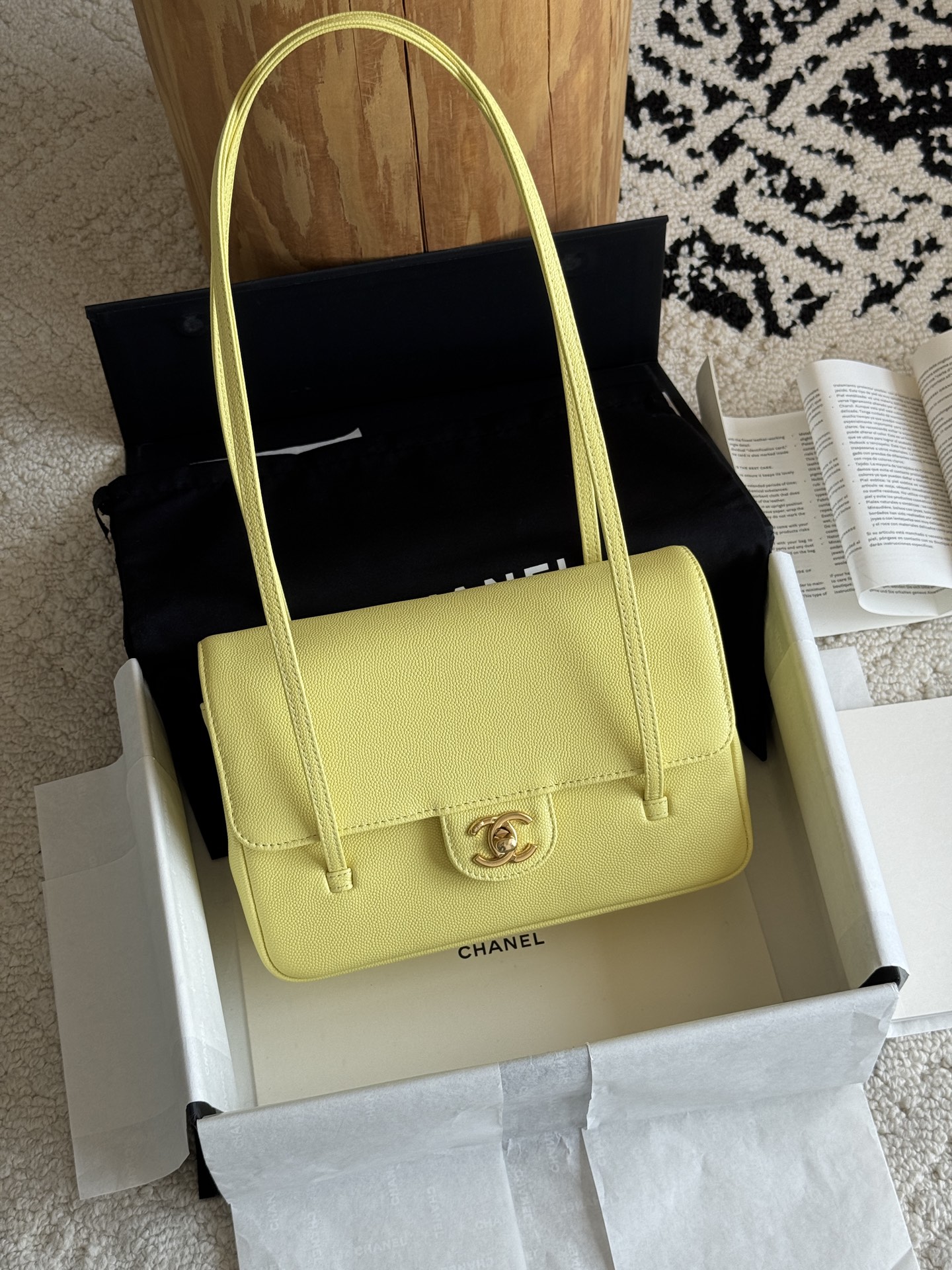 NO:852392,Special grade original leather 26P Preppy Coco small original version. The same style as the Preppy Coco Jennie star in the early spring of 2026. The perfect collision of retro college style and French elegance. Slender bag shape + thin leather shoulder strap, you can get the schoolgirl feeling in one second. It can be carried by hand under the arm, loose and delicate, full of atmosphere. Leather original caviar cowhide. Hardware custom-made old gilt.  Size 22*15*7cm model, super high-end factory goods Chanel original leather, chanel, cowhide19860909特级 原厂皮 26P Preppy Coco 小号原厂版 2026早春封神的Preppy coco  jennie明星同款 复古学院风与法式优雅的完美碰撞 修长包型+细皮肩带,一秒拿捏学姐感 可腋下可手拎,松弛又精致,氛围感拉满 皮料原厂鱼子酱牛皮 五金私定做旧鎏金 尺寸22*15*7cm 型号,特级大厂货香奈儿原厂皮,chanel,cowhide,Bag