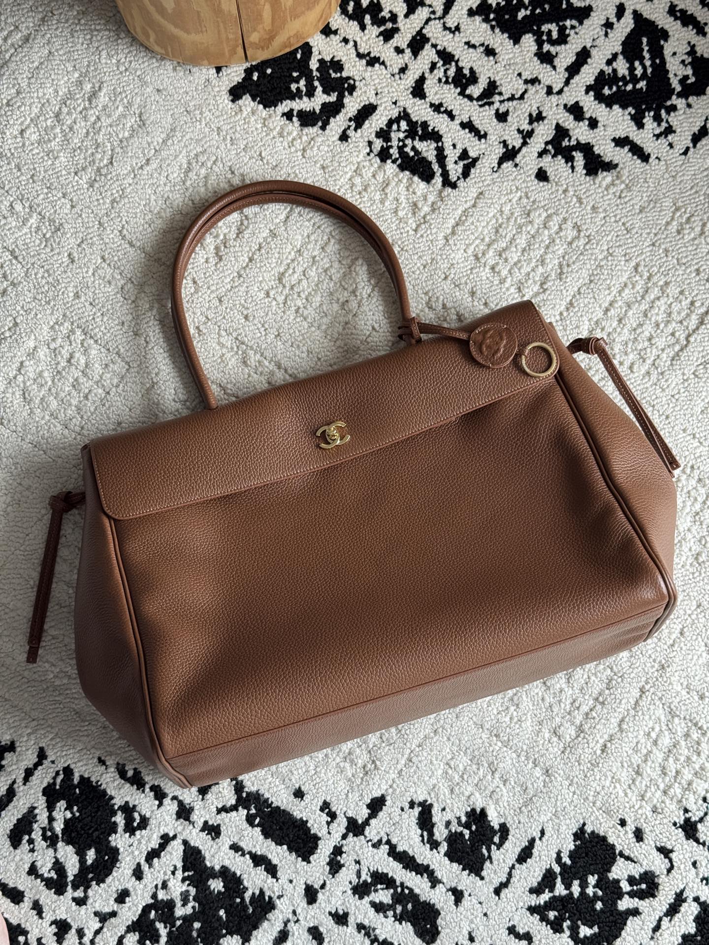 NO:852334,(Special grade original leather does not come with a box) 26S large tote bag. The premium leather has a great touch. The texture is calm and grand. Extra large bag body. Extra large capacity. It can accommodate all things for daily office. It takes into account both appearance and practicality. Suitable for both workplace and leisure. Casual carry is a relaxed and elegant posture. Low-key and restrained, showing taste. A must-have for exquisite girls. Hardware, all-steel hardware. Leather, original pebbled cowhide.  Size 33*43*17.5cm Model 6289, super high-end factory goods Chanel original leather, chanel, totes, cowhide19860909（特级 原厂皮不配盒）  26S 大号托特包 上乘皮质触感绝佳 质感沉稳又大气 超大包身 超大容量 日常办公所有东西都容得下 兼顾颜值与实用性 职场休闲全都适配 随性一挎便是松弛自在的优雅姿态 低调内敛尽显品味 精致女生必备心头好 五金全钢五金 皮料原厂荔枝纹牛皮 尺寸33*43*17.5cm 型号6289,特级大厂货香奈儿原厂皮,chanel,totes,cowhide,Bag