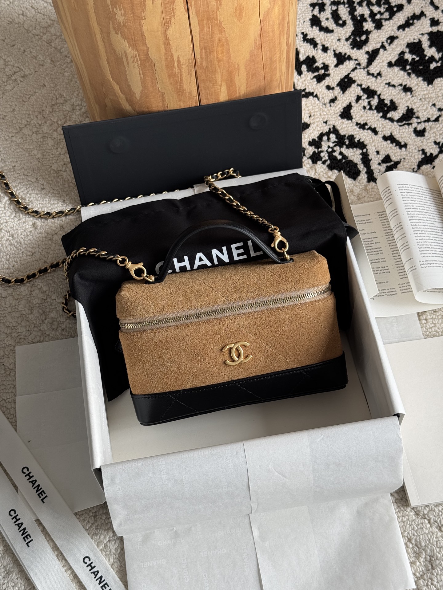 NO:852422,Special grade original leather series lunch box bag, the 26S suede box bag that has been criticized!  The suede is gentle + stiff bag shape, the rhombus stitching is delicate and three-dimensional, it can be carried cross-body or by hand, suitable for commuting and dating, and has a relaxed and high-end pull-up feel. Made of imported suede leather and patchwork, antiqued gilt hardware, size 14x19x5cm, style number 5186, super high-end factory Chanel original leather, chanel, chamois leather19860909特级 原厂皮 系列 饭盒包 被问爆的26S麂皮盒子包！绒面温柔+挺括包型,菱格针脚细腻立体,可斜挎可手拎,通勤约会都适配,松弛感高级拉满. 皮质进口麂皮拼皮 五金做旧鎏金 尺寸14x19x5cm 款号5186,特级大厂货香奈儿原厂皮,chanel,chamois leather,Bag