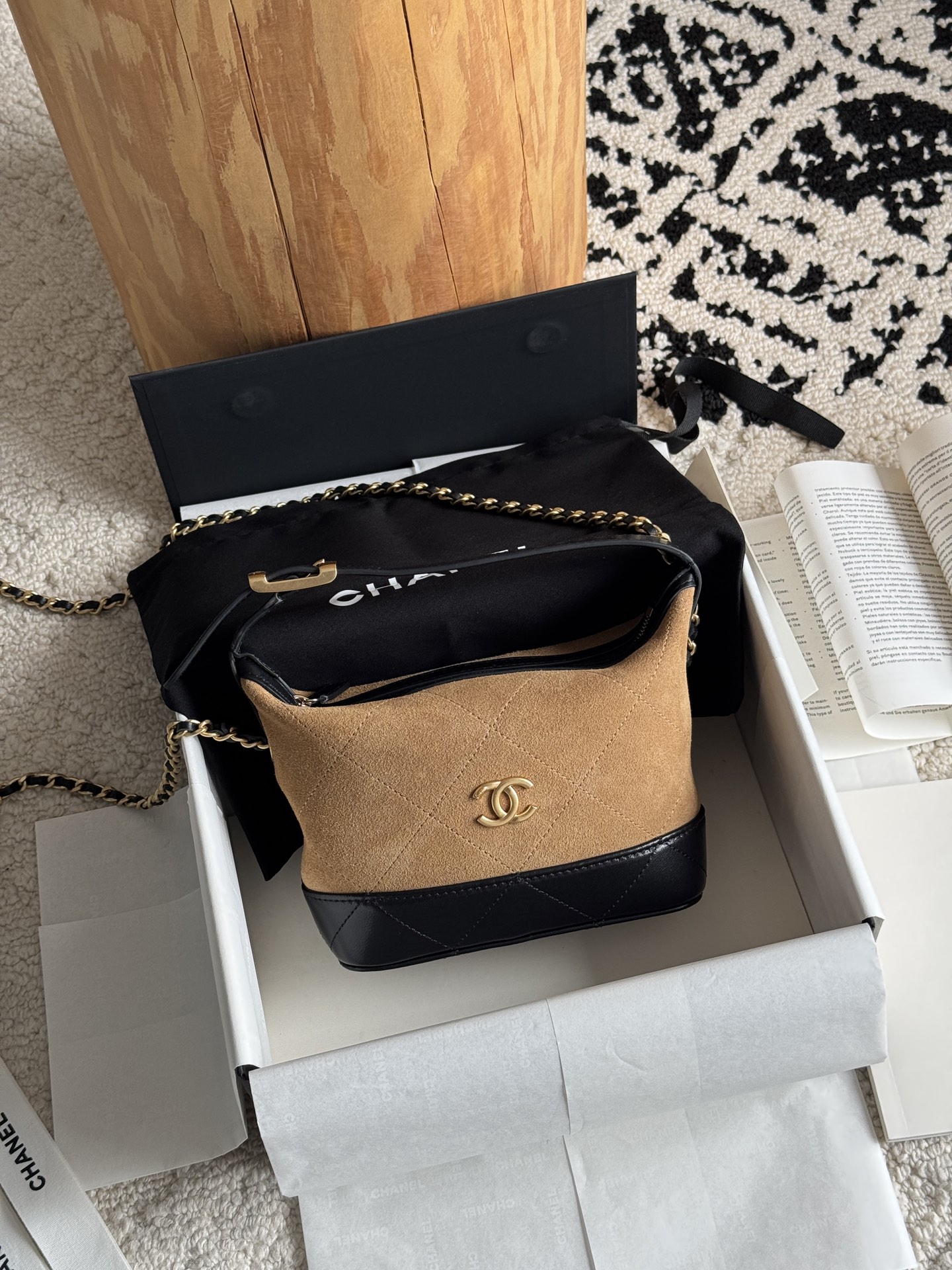 NO:852357,Special grade original leather suede apricot soft lunch box bag. I prefer the gentleness of suede. The suede is as fine as the warm autumn sun. The spliced ​​leather adds neatness, retro and healing. The back has the style of a lazy lady. Imported leather suede. Hardware is aged and gilded. Size: 21*19*6cm. Style No. 5187. Extra-high-grade factory goods. Chanel original leather, chanel, chamois leather19860909特级 原厂皮 麂皮杏 软饭盒包  偏爱麂皮的温柔,绒面细腻如秋日暖阳,拼接皮革增添利落,复古又治愈,背上就是慵懒大小姐风. 皮料进口麂皮 五金做旧鎏金 尺寸: 21*19*6cm 款号5187,特级大厂货香奈儿原厂皮,chanel,chamois leather,Bag