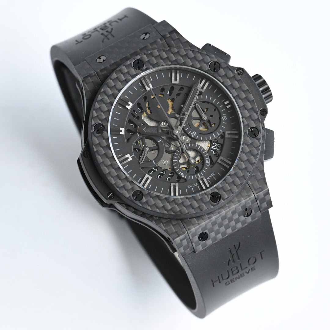 HB匠心之作 宇舶HUBLOT   
全新升级 恒宝 BIG BANG 4100原装机芯
301.PX.130.RX双卜蓝宝石玻璃，44mm 原版开模最强副版，原装4100多功能计时机芯，机芯动力储备：42小时摆幅振频28800，原装折叠表扣,进口橡胶表带，碳纤维系列。简约干练，低调奢华，雅致而不张扬，清新而耐看。佩戴舒适，与腕表表壳相互映对，给人唯美的享受。