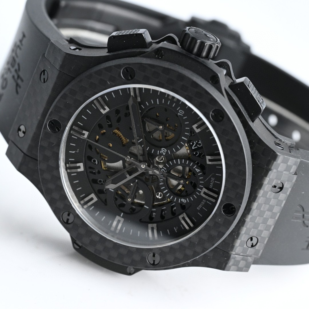 HB匠心之作 宇舶HUBLOT   
全新升级 恒宝 BIG BANG 4100原装机芯
301.PX.130.RX双卜蓝宝石玻璃，44mm 原版开模最强副版，原装4100多功能计时机芯，机芯动力储备：42小时摆幅振频28800，原装折叠表扣,进口橡胶表带，碳纤维系列。简约干练，低调奢华，雅致而不张扬，清新而耐看。佩戴舒适，与腕表表壳相互映对，给人唯美的享受。