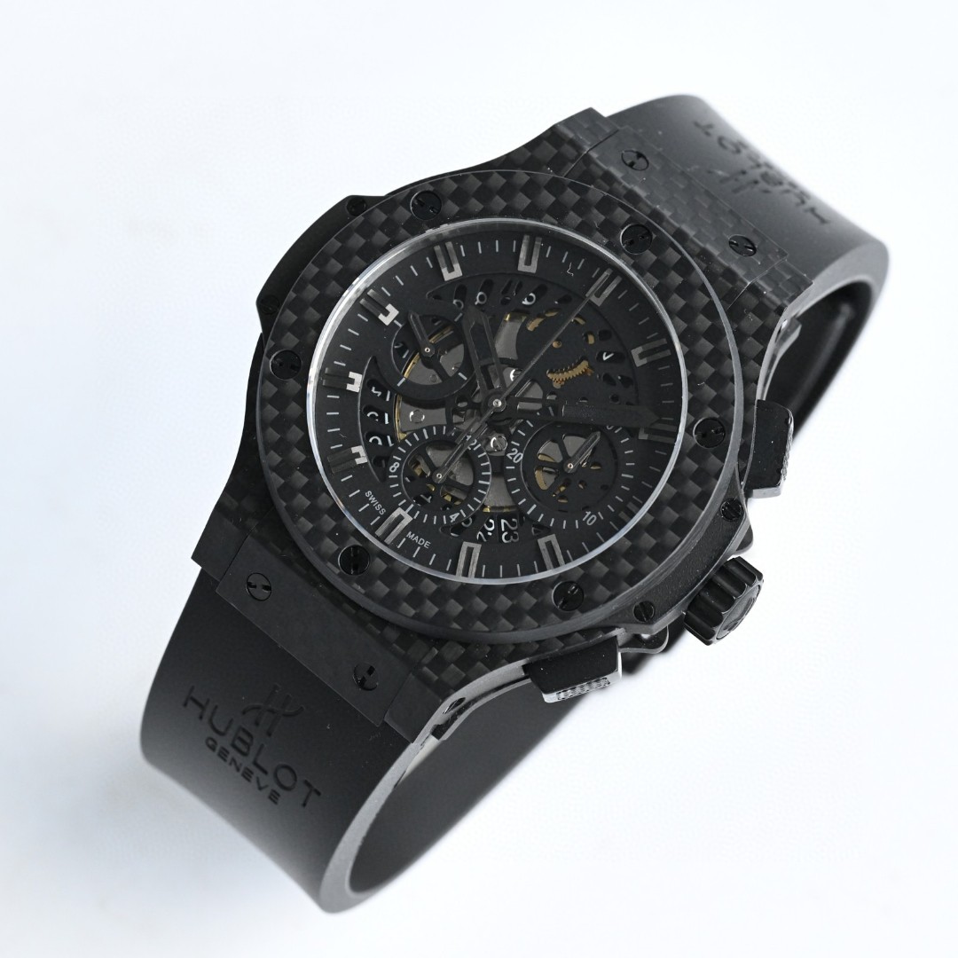 HB匠心之作 宇舶HUBLOT   
全新升级 恒宝 BIG BANG 4100原装机芯
301.PX.130.RX双卜蓝宝石玻璃，44mm 原版开模最强副版，原装4100多功能计时机芯，机芯动力储备：42小时摆幅振频28800，原装折叠表扣,进口橡胶表带，碳纤维系列。简约干练，低调奢华，雅致而不张扬，清新而耐看。佩戴舒适，与腕表表壳相互映对，给人唯美的享受。