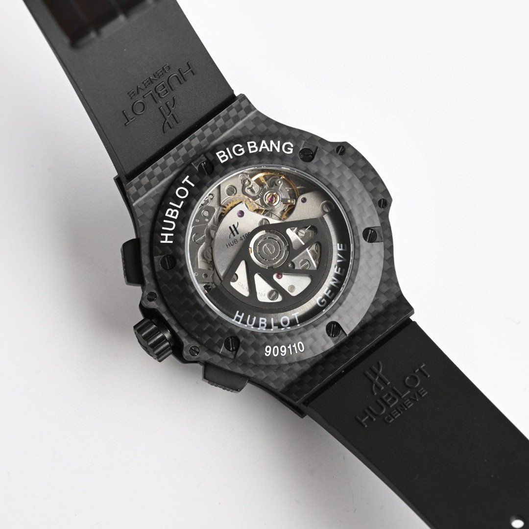 HB匠心之作 宇舶HUBLOT   
全新升级 恒宝 BIG BANG 4100原装机芯
301.PX.130.RX双卜蓝宝石玻璃，44mm 原版开模最强副版，原装4100多功能计时机芯，机芯动力储备：42小时摆幅振频28800，原装折叠表扣,进口橡胶表带，碳纤维系列。简约干练，低调奢华，雅致而不张扬，清新而耐看。佩戴舒适，与腕表表壳相互映对，给人唯美的享受。