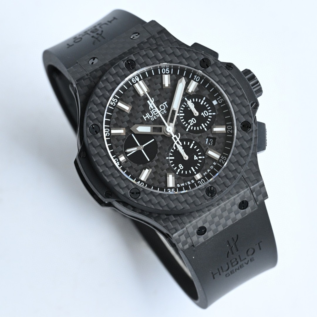 HB匠心之作 宇舶HUBLOT   
全新升级 恒宝 BIG BANG 4100原装机芯
301.PX.130.RX双卜蓝宝石玻璃，44mm 原版开模最强副版，原装4100多功能计时机芯，机芯动力储备：42小时摆幅振频28800，原装折叠表扣,进口橡胶表带，碳纤维系列。简约干练，低调奢华，雅致而不张扬，清新而耐看。佩戴舒适，与腕表表壳相互映对，给人唯美的享受。