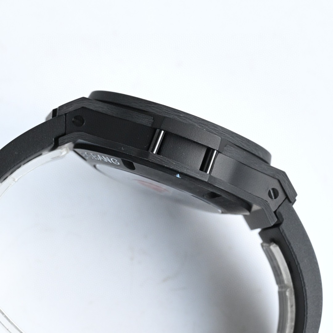 HB匠心之作 宇舶HUBLOT   
全新升级 恒宝 BIG BANG 4100原装机芯
301.PX.130.RX双卜蓝宝石玻璃，44mm 原版开模最强副版，原装4100多功能计时机芯，机芯动力储备：42小时摆幅振频28800，原装折叠表扣,进口橡胶表带，碳纤维系列。简约干练，低调奢华，雅致而不张扬，清新而耐看。佩戴舒适，与腕表表壳相互映对，给人唯美的享受。