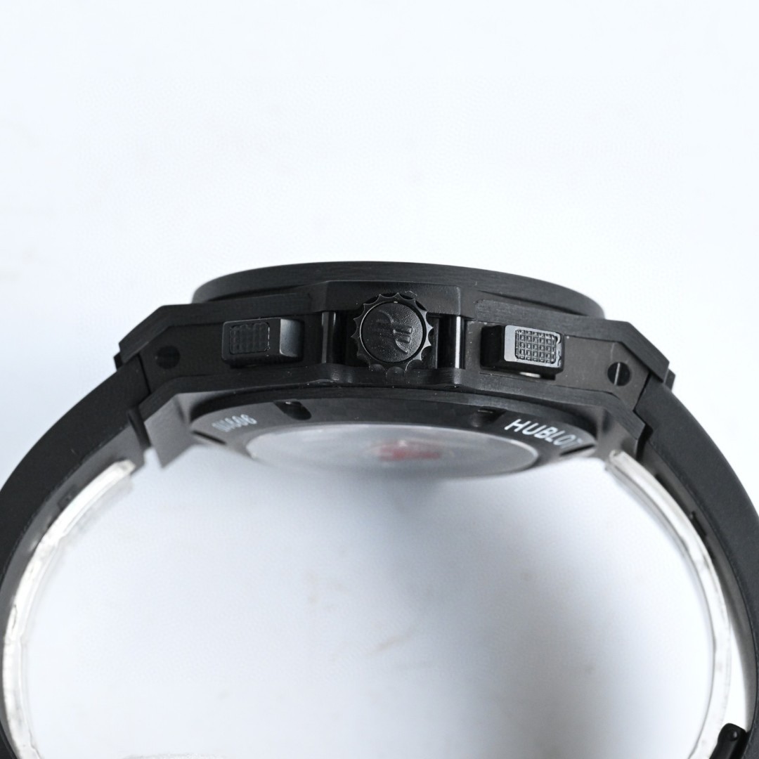 HB匠心之作 宇舶HUBLOT   
全新升级 恒宝 BIG BANG 4100原装机芯
301.PX.130.RX双卜蓝宝石玻璃，44mm 原版开模最强副版，原装4100多功能计时机芯，机芯动力储备：42小时摆幅振频28800，原装折叠表扣,进口橡胶表带，碳纤维系列。简约干练，低调奢华，雅致而不张扬，清新而耐看。佩戴舒适，与腕表表壳相互映对，给人唯美的享受。