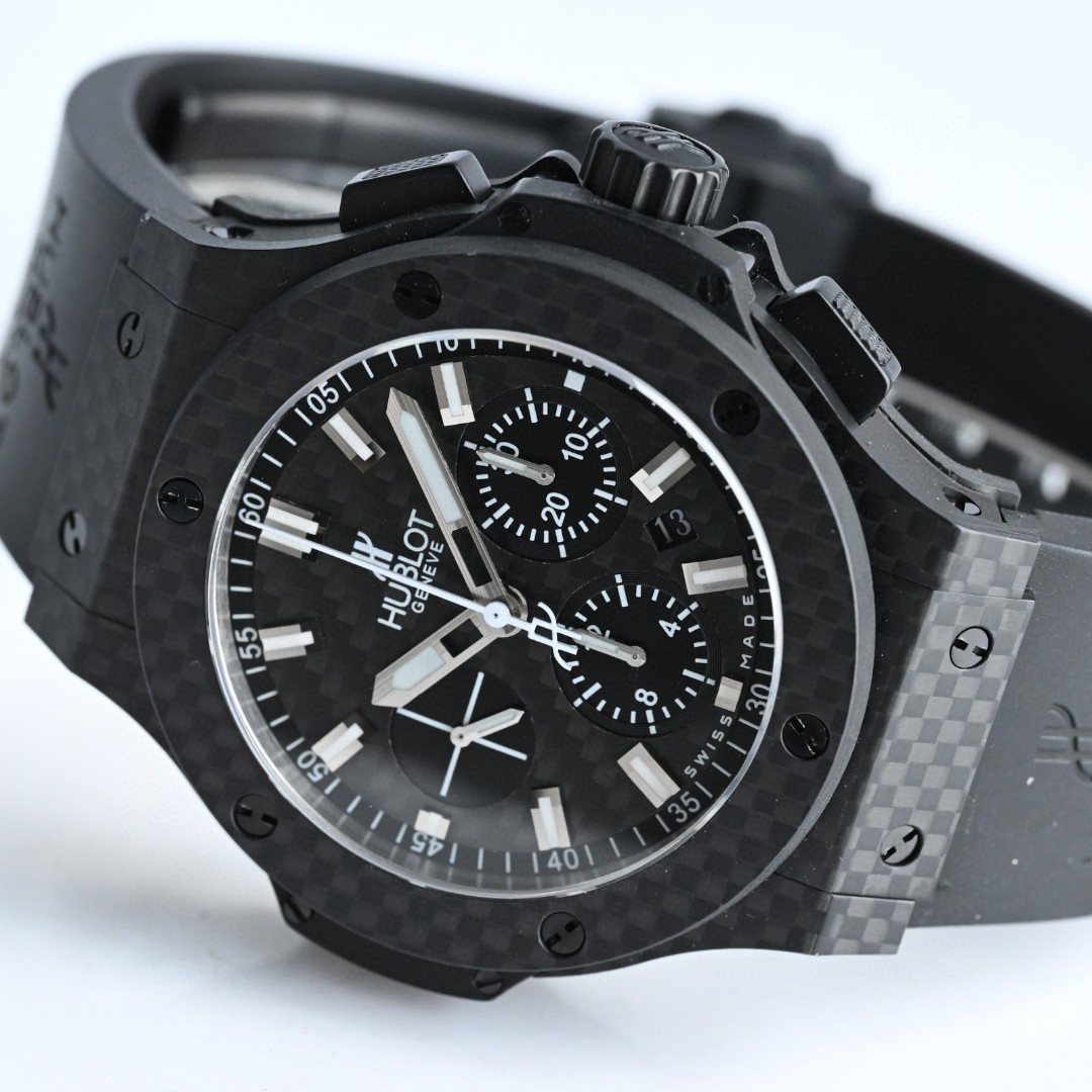 HB匠心之作 宇舶HUBLOT   
全新升级 恒宝 BIG BANG 4100原装机芯
301.PX.130.RX双卜蓝宝石玻璃，44mm 原版开模最强副版，原装4100多功能计时机芯，机芯动力储备：42小时摆幅振频28800，原装折叠表扣,进口橡胶表带，碳纤维系列。简约干练，低调奢华，雅致而不张扬，清新而耐看。佩戴舒适，与腕表表壳相互映对，给人唯美的享受。