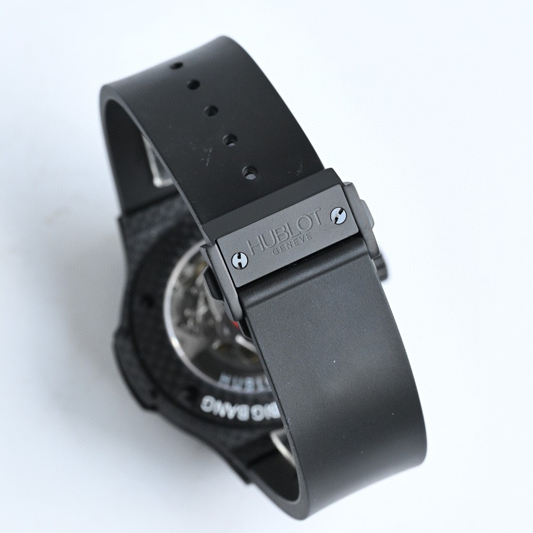 HB匠心之作 宇舶HUBLOT   
全新升级 恒宝 BIG BANG 4100原装机芯
301.PX.130.RX双卜蓝宝石玻璃，44mm 原版开模最强副版，原装4100多功能计时机芯，机芯动力储备：42小时摆幅振频28800，原装折叠表扣,进口橡胶表带，碳纤维系列。简约干练，低调奢华，雅致而不张扬，清新而耐看。佩戴舒适，与腕表表壳相互映对，给人唯美的享受。