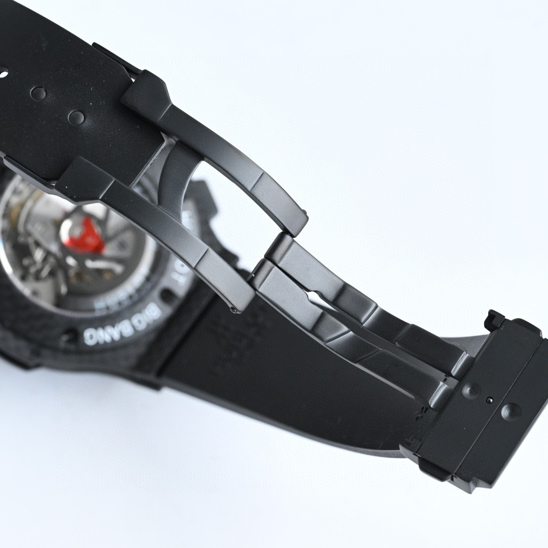 HB匠心之作 宇舶HUBLOT   
全新升级 恒宝 BIG BANG 4100原装机芯
301.PX.130.RX双卜蓝宝石玻璃，44mm 原版开模最强副版，原装4100多功能计时机芯，机芯动力储备：42小时摆幅振频28800，原装折叠表扣,进口橡胶表带，碳纤维系列。简约干练，低调奢华，雅致而不张扬，清新而耐看。佩戴舒适，与腕表表壳相互映对，给人唯美的享受。