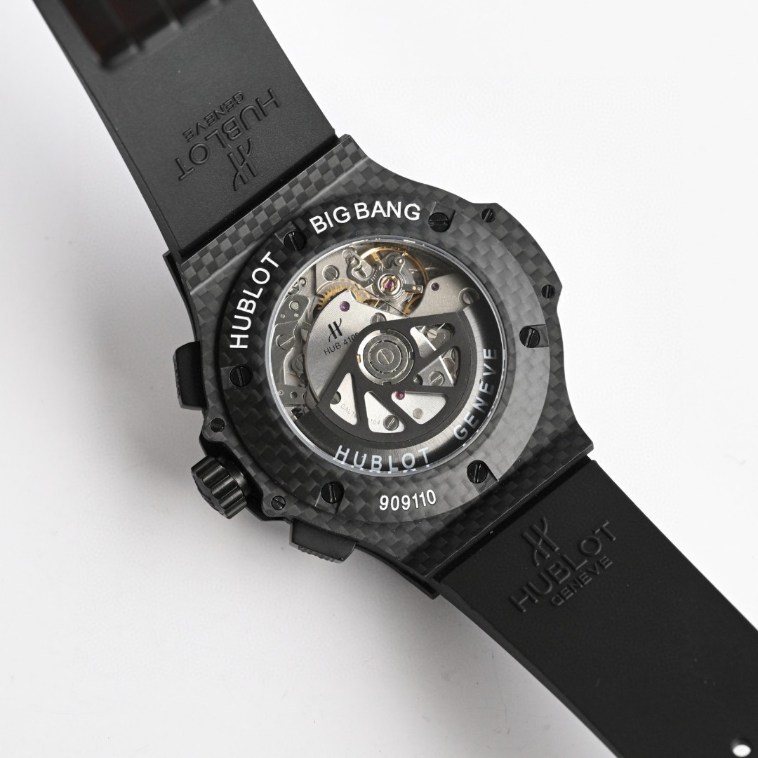 HB匠心之作 宇舶HUBLOT   
全新升级 恒宝 BIG BANG 4100原装机芯
301.PX.130.RX双卜蓝宝石玻璃，44mm 原版开模最强副版，原装4100多功能计时机芯，机芯动力储备：42小时摆幅振频28800，原装折叠表扣,进口橡胶表带，碳纤维系列。简约干练，低调奢华，雅致而不张扬，清新而耐看。佩戴舒适，与腕表表壳相互映对，给人唯美的享受。