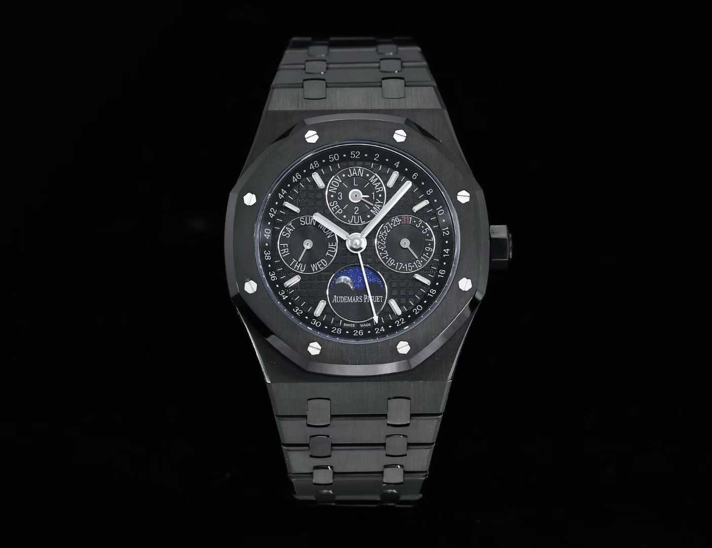 NO:385659,BBS Audemars Piguet Royal Oak Series, Complex Function Perpetual Calendar Watch. Model 26574ST.OO.1220ST.01 The only original function in the industry. Aristocratic Watch Audemars Piguet Royal Oak Series Perpetual Calendar Watch, noble and elegant blue disc paired with a cool and delicate steel case, perfectly reflects Audemars Piguet aesthetic design and extremely high technology of complex functions. The case is made of 316L stainless steel, diameter 41 mm. Thickness 11.4 mm. The blue dial is engraved with 'Grande  Tapisserie' large plaid decoration, blue dial, three-dimensional hour marker and facet hand covered with luminous coating. Three sub-dials that display calendar functions and moon phase display disc are symmetrically distributed on the dial, displaying the information of hours, minutes, week, date, weekly calendar, month, moon phase and leap year in an orderly manner. The true only version. Sapphire anti-glare treatment makes the overall watch more transparent and bright. Equipped with one-to-one modification and custom restore of Calibre 5134 automatic winding movement, it can be called a graduation product. The number of this watch is Ref. 26574ST.OO.1220ST.01,,audemars19860909BBS 爱彼 皇家橡树系列 ,复杂功能万年历腕表.型号26574ST.OO.1220ST.01 业内唯一实现原版功能. 贵族钟表 爱彼皇家橡树系列万年历腕表,高贵优雅的蓝盘配上冷艳精钢表壳,完美体现爱彼美学设计及复杂功能的极高技术. 表壳采用316L精钢,直径41毫米. 厚度11.4mm.蓝色表盘镌刻“Grande Tapisserie”大格纹装饰,蓝色表盘,立体时标、刻面指针覆盖夜光涂层.三个显示日历功能的副表盘以及月相显示盘对称分布于表盘之上,井然有序地显示出小时、分钟、星期、日期、周历、月份、月相和闰年信息.真正唯一对版.蓝宝石防眩光处理让整体手表更加通透明亮. 搭载一比一改装定制还原Calibre 5134自动上链机芯.堪称毕业的产品. 这枚腕表的编号是Ref. 26574ST.OO.1220ST.01,,audemars,Watch