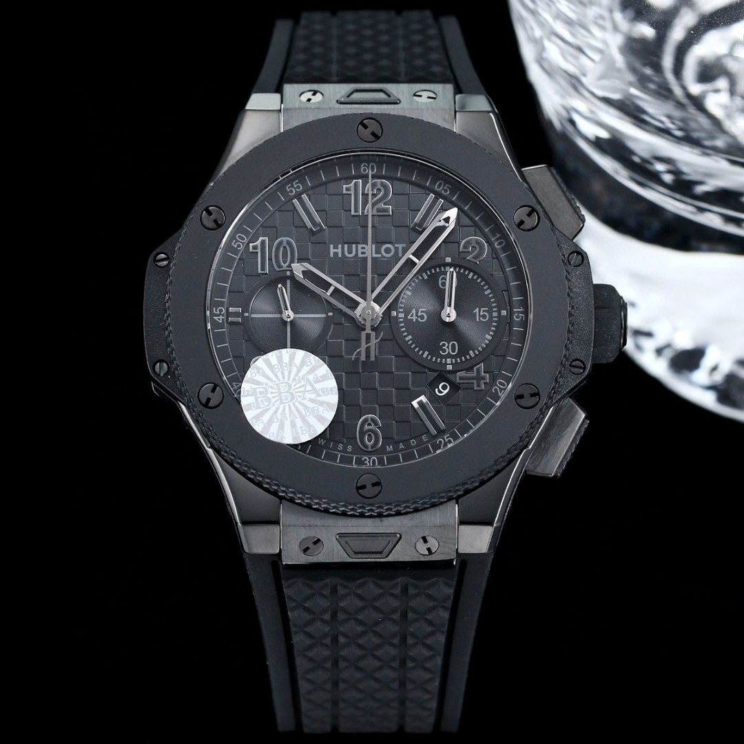 NO:385709,BBA produced by Hublot BIG BANG series 20th anniversary model - mechanical aesthetics, subverting chronographs - classic inheritance · innovation tribute To celebrate Hublot's 20th anniversary glory journey, the BIG BANG series has launched a limited edition commemorative model, combining iconic design and cutting-edge watchmaking craftsmanship, paying tribute to the breakthrough spirit of the times. Core precision · Strong inner 'core' is equipped with HUB fully automatic mechanical movement, precisely driven chronograph function, 72-hour power reserve, interpreting the peak of mechanical art with excellent performance. Hard core material · Fearless style - 43mm stainless steel dial with ceramic ring mouth, coexistence and lightness, anti-scratch resistance; - Sapphire mirror transparent and anti-glare, without fear of daily challenges; - One-click quick disassembly rubber strap, switching the wear style at will, taking into account comfort and trend.  The most detailed · Wearing experience 14.5mm ultra-thin thickness fits the wrist, matte and polishing craftsmanship are intertwined, and the low-key center is revealed.,19860909BBA出品 宇舶 BIG BANG 系列 20周年纪念款 ——机械美学,颠覆计时—— 经典传承 · 创新致敬 为庆祝宇舶表20周年荣耀历程,BIG BANG系列推出限量纪念款,融合标志性设计与尖端制表工艺,致敬时代的突破精神.  核心精密 · 强劲内“芯” 搭载 HUB 全自动机械机芯,精准驱动计时码表功能,72小时动力储存,以卓越性能诠释机械艺术的巅峰.  硬核材质 · 无畏风格  - 43mm精钢表盘搭配陶瓷圈口,刚毅与轻盈并存,抗刮耐磨；  - 蓝宝石镜面通透防眩,无惧日常挑战；  - 一键快拆橡胶表带,随心切换佩戴风格,兼顾舒适与潮流感.  细节至臻 · 佩戴体验 14.5mm超薄厚度贴合腕间,哑光与抛光工艺交错,低调中锋芒毕露.,,Watch