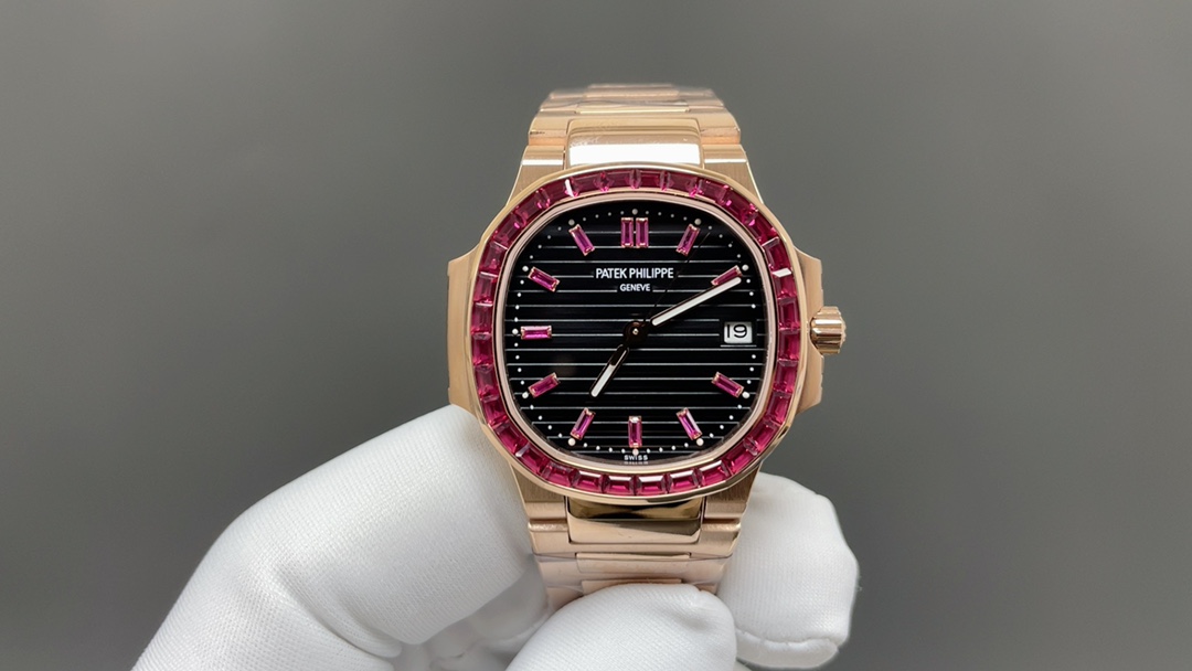 NO:553458,Dream love watch Patek Philippe hidden women's watch Nautilus GR Factory 2025 latest masterpiece Patek Nautilus series high-value women's watch, ceiling style, all eight diamonds [2025 super masterpiece top version] Patek Philippe sporty and elegant Nautilus women's watch P is coming!  Welcome to compare the details 1. Paired with customized version of 9015 machine-modified Cal.324sc automatic movement, 45 hours of kinetic energy storage, vibration frequency of 28800 per hour. 2316L customized ergonomic strap!  3Watch size 35.2MM 4Inlaid with ruby, sapphire, emerald, white T-square gems of different colors 5Double-sided anti-glare sapphire crystal glass. 6The color of the letters is consistent with the original. 'No one can own a Patek Philippe, it is just kept for the next generation.' Elegant and majestic, it perfectly interprets the fashion taste of working women, while being elegant and yet powerful and domineering. Factory2025's ingenious masterpiece welcomes watch friends to review, patek  philippe19860909梦中情表百达翡丽隐藏款女表鹦鹉螺GR Factory2025最新力作 百达鹦鹉螺系列高颜值女表,天花板款式,八大金刚全齐【2025超神之作 顶级版本】百达.翡丽运动优雅鹦鹉螺女款腕表P强势来袭！欢迎对比细节 1搭配定制版9015机改Cal.324sc自动机芯,动能储存45小时,振频28800每小时. 2316L定制级人体工程学表带！ 3腕表尺寸35.2MM 4镶嵌红宝石,蓝宝石,祖母绿,白T方砖不同色彩的宝石 5表镜双面防眩目蓝宝石水晶玻璃. 6字面色泽均与正品一致. “没人能拥有百达翡丽,只不过为下一代保管而已.” 优雅大气 完美演绎职场女性的时尚品味,在优雅之余又不失强悍霸气.Factory2025匠心力作 欢迎表友品鉴,,patek philippe,Watch