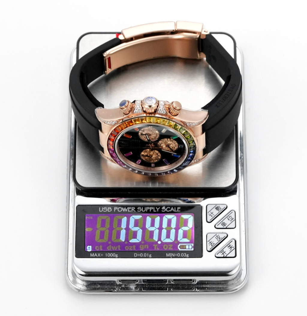 NO:617704,FH v2 counterweight 154g Rainbow Dee has arrived. The exclusive counterweight shell does not peel off or fade, and the Rainbow Dee that has been re-wrapped with gold is finally here!  The dial scale is inlaid with 12 artificially cultivated colored gemstones; the three timing eyes are inlaid with platinum eyes; the outer ring is inlaid with rainbow gradient cultivated gemstones, and the lugs, crown, and shoulder guards are inlaid with 56 round-cut diamonds. Every process is refined and rigorous to ensure that the angle color is as dazzling as the original!  Equipped with the latest version of Cal. integrated movement, with a kinetic energy reserve of 72 hours+!  ,19860909FH v2配重154g 彩虹迪到货 独家配重壳不掉皮不掉色重新包金的彩虹迪终于盼来了！表盘刻度镶嵌12颗人工培育彩宝；三个计时眼对版铂金目；外圈镶嵌彩虹渐变色培育宝石,表耳及表冠、护肩镶嵌56颗圆形切割钻石每一道工序精制严谨确保角度颜色与原版一样光彩夺目！搭载最新版Cal.一体机芯,动能储备72小时+！,,Watch