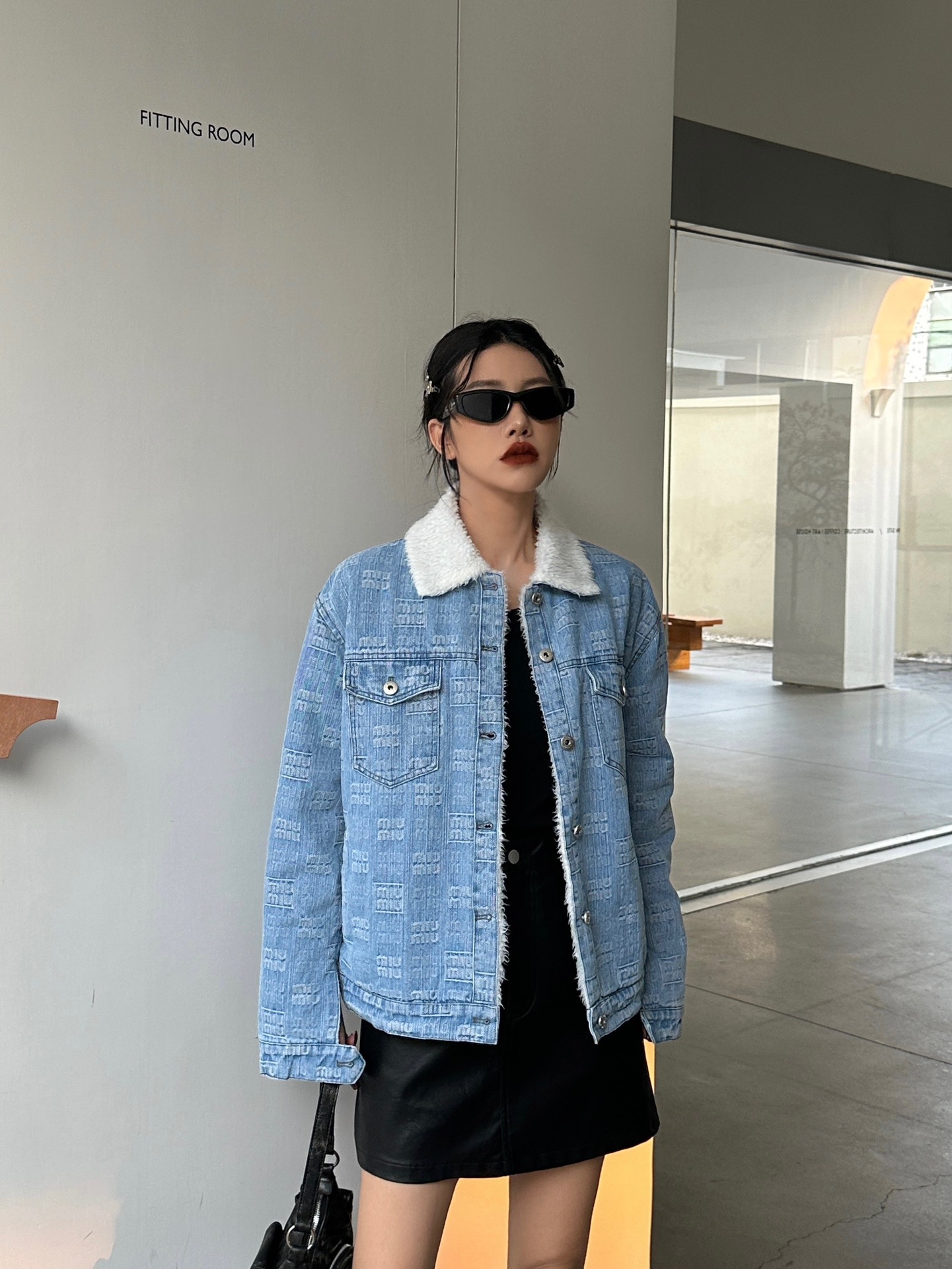 ❤️❤️❤️上新！3572#Miumiu2024秋冬系列羊羔毛牛仔外套！+翻领领口设计，增添一丝复古的优雅气质。满印1ogo点缀全衣 别具一格又不失时尚感 洗水牛仔面料，经典简约 内里采用加厚羊羔毛 非常厚实保暖 宽松的版型设计，不挑人毛绒面料和牛仔面料相互组合！ 面料舒适不扎 身品质与美观兼具  sml 205💰