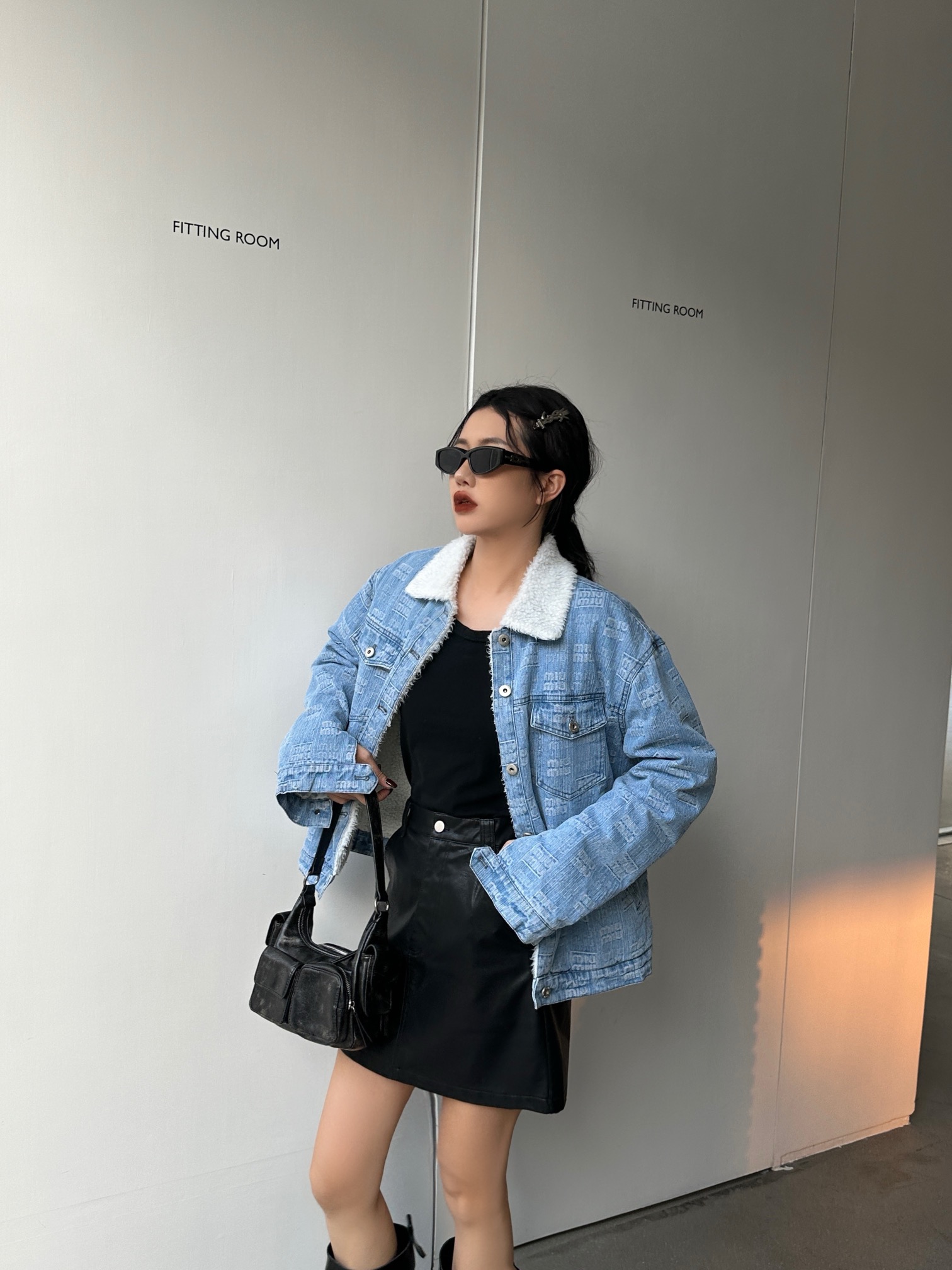 ❤️❤️❤️上新！3572#Miumiu2024秋冬系列羊羔毛牛仔外套！+翻领领口设计，增添一丝复古的优雅气质。满印1ogo点缀全衣 别具一格又不失时尚感 洗水牛仔面料，经典简约 内里采用加厚羊羔毛 非常厚实保暖 宽松的版型设计，不挑人毛绒面料和牛仔面料相互组合！ 面料舒适不扎 身品质与美观兼具  sml 205💰