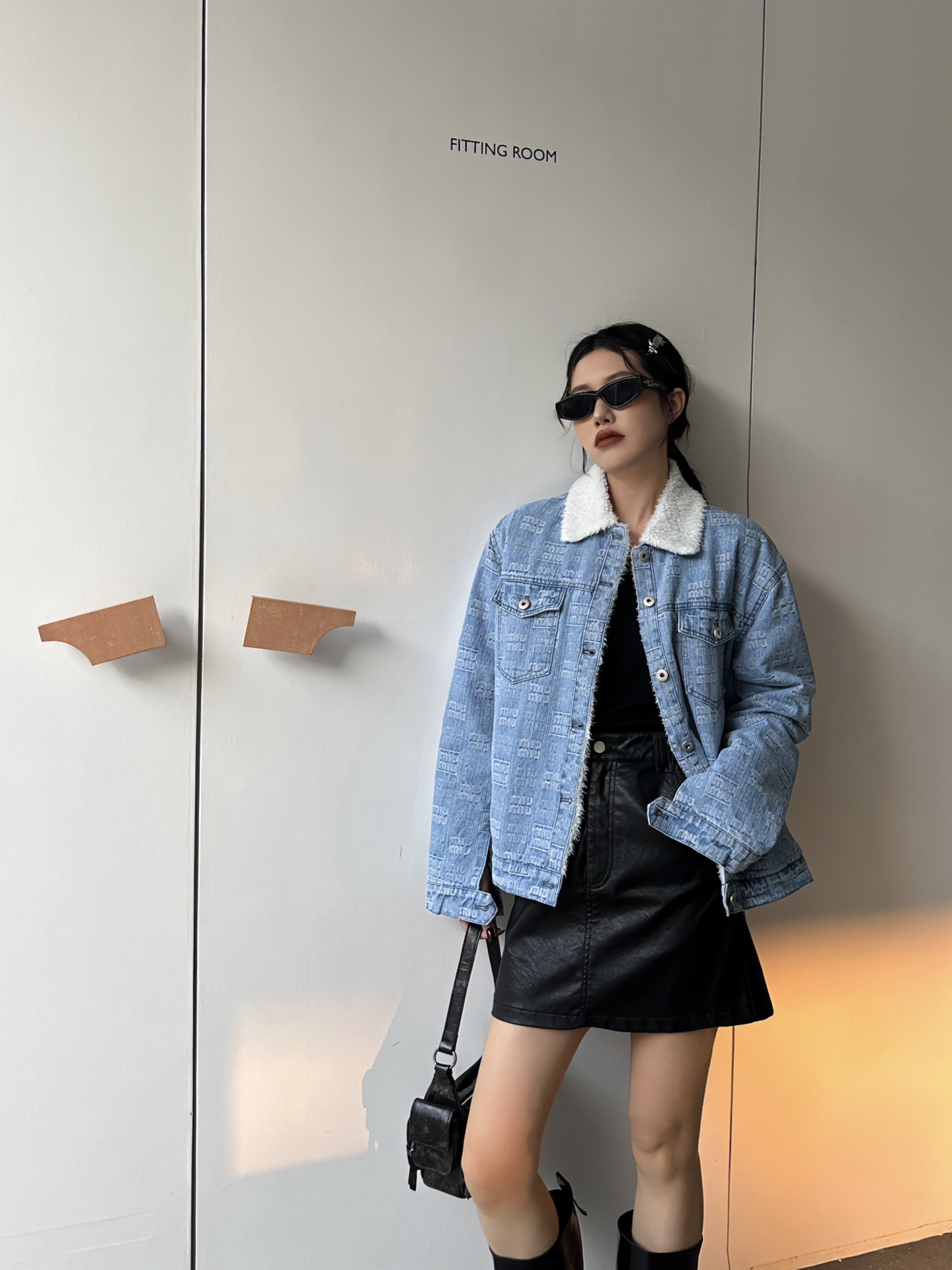 ❤️❤️❤️上新！3572#Miumiu2024秋冬系列羊羔毛牛仔外套！+翻领领口设计，增添一丝复古的优雅气质。满印1ogo点缀全衣 别具一格又不失时尚感 洗水牛仔面料，经典简约 内里采用加厚羊羔毛 非常厚实保暖 宽松的版型设计，不挑人毛绒面料和牛仔面料相互组合！ 面料舒适不扎 身品质与美观兼具  sml 205💰