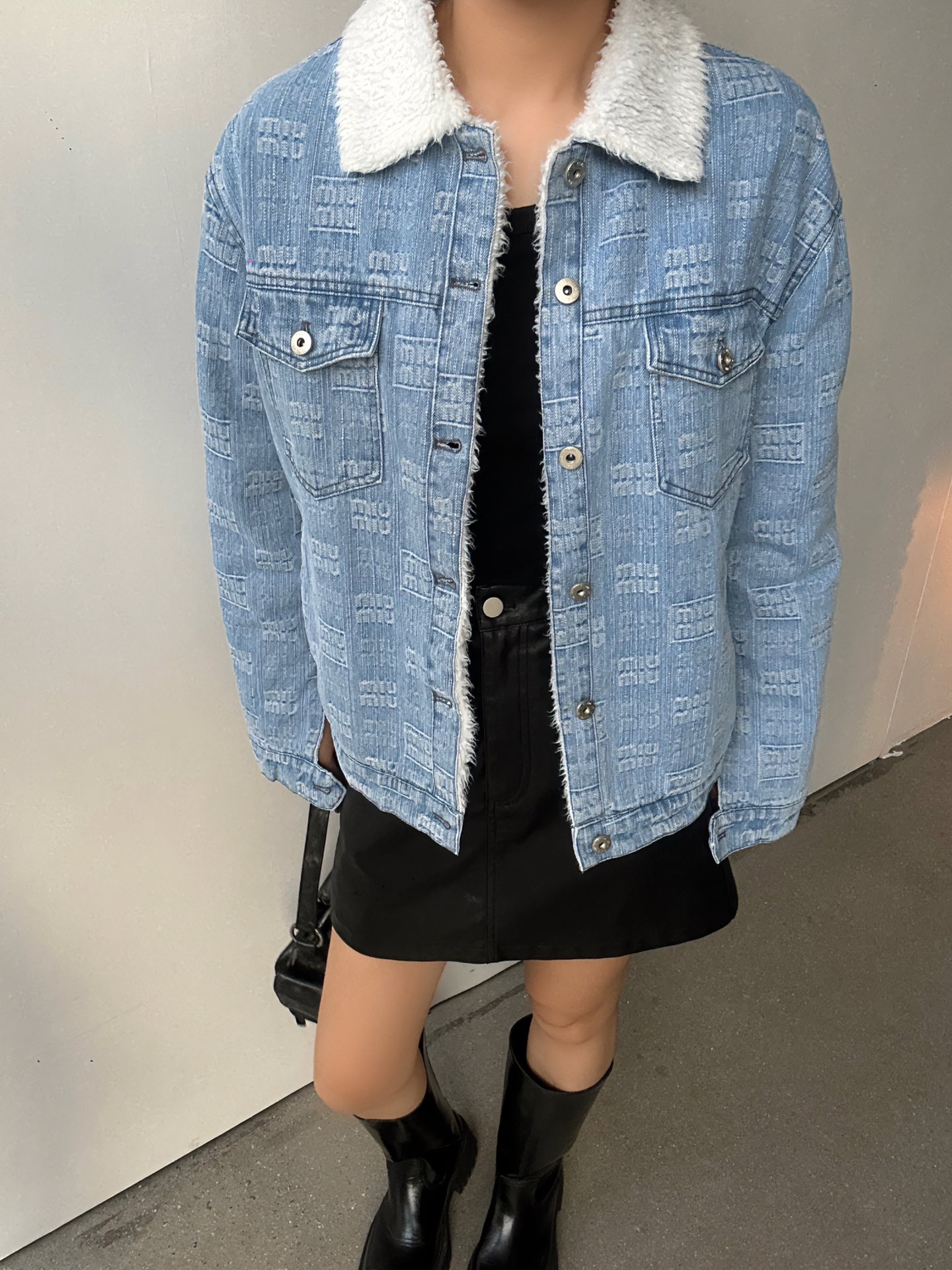 ❤️❤️❤️上新！3572#Miumiu2024秋冬系列羊羔毛牛仔外套！+翻领领口设计，增添一丝复古的优雅气质。满印1ogo点缀全衣 别具一格又不失时尚感 洗水牛仔面料，经典简约 内里采用加厚羊羔毛 非常厚实保暖 宽松的版型设计，不挑人毛绒面料和牛仔面料相互组合！ 面料舒适不扎 身品质与美观兼具  sml 205💰