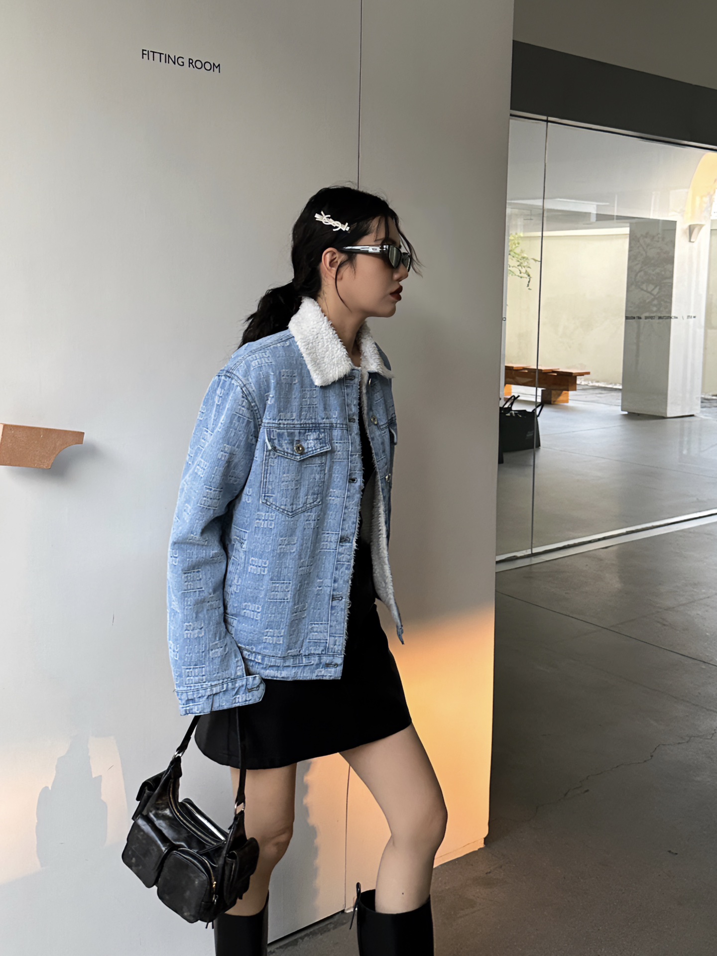❤️❤️❤️上新！3572#Miumiu2024秋冬系列羊羔毛牛仔外套！+翻领领口设计，增添一丝复古的优雅气质。满印1ogo点缀全衣 别具一格又不失时尚感 洗水牛仔面料，经典简约 内里采用加厚羊羔毛 非常厚实保暖 宽松的版型设计，不挑人毛绒面料和牛仔面料相互组合！ 面料舒适不扎 身品质与美观兼具  sml 205💰