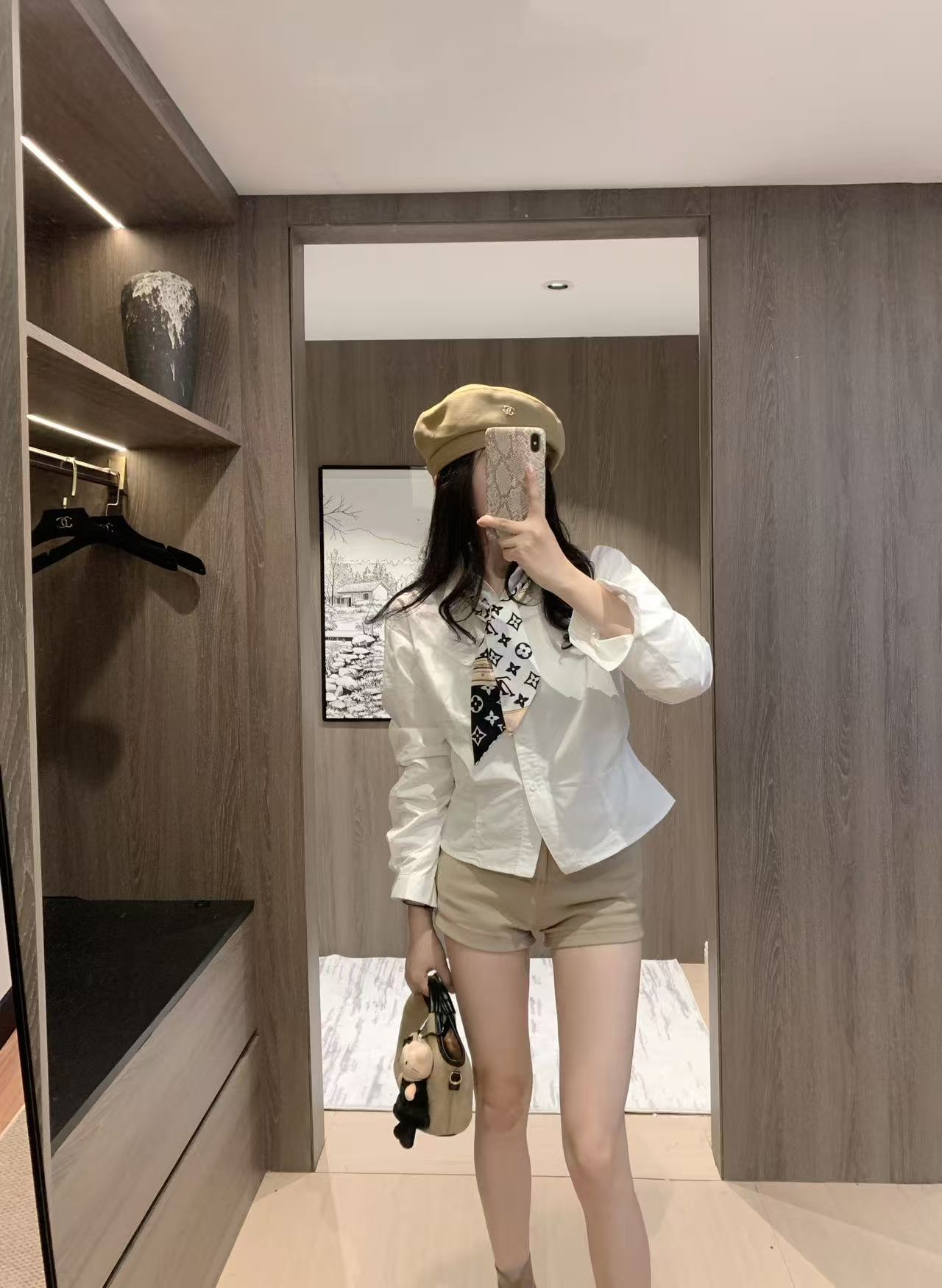 NO:677069,Model No. D25122416 LOUIS*Lvjia LV new style letter logo accessories decorated fold-over pockets personalized design button placket lapel short long-sleeved cotton shirt with presbyopic silk scarf!  White, (M size shoulder width 48, bust 102, sleeve length 59, dress length 55), Louis Vuitton-clothing,louis vuitton,louis vuitton,louis vuitton,louis vuitton,louis vuitton,19860909款号D25122416 LOUIS*驴家LV新款 字母logo配件装饰翻折口袋个性设计系扣门襟翻领短款长袖棉衬衣配老花丝巾！白色,（M码肩宽48,胸围102,袖长59,衣长55）,路易威登-服装,louis vuitton,louis vuitton,louis vuitton,louis vuitton,louis vuitton,,Women's clothing