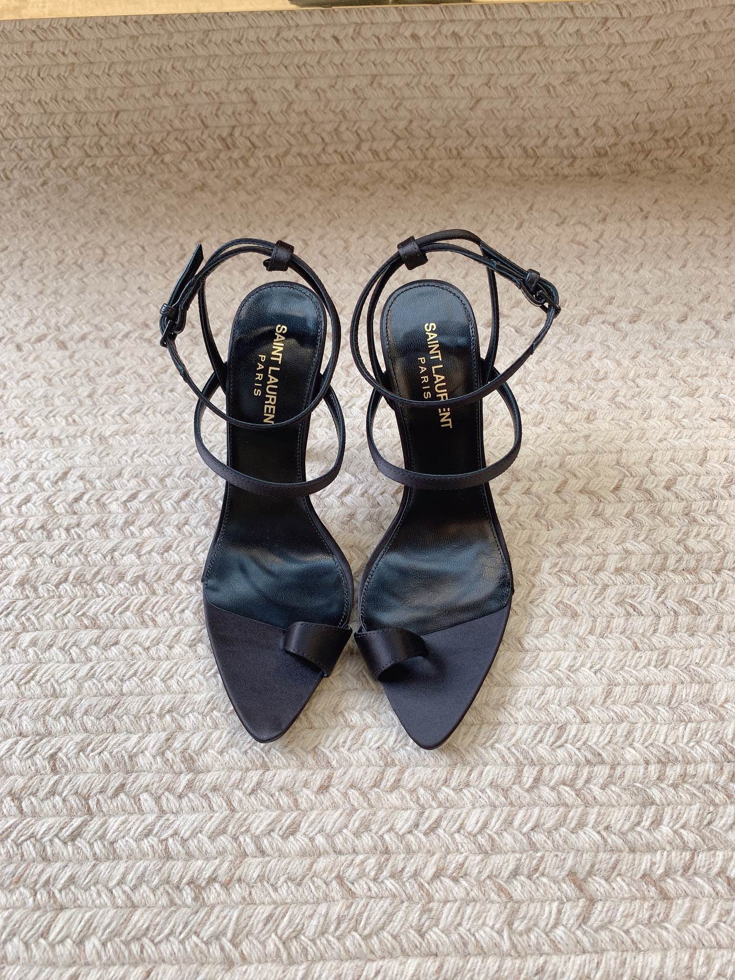 NO:928276,SAIN* LAUREN*SS23 new thong forged silk high-heeled sandals, original last, top quality material, imported custom satin upper, imported sheepskin lining, genuine leather outsole, heel height 11cm, size 35-39 (34, 40, 41, 42 are custom-made, non-refundable and non-exchangeable), sandals, saint laurent, sandals, sheepskin, Leather soles19860909SAIN* LAUREN*SS23新款夹趾锻绸高跟凉鞋 原版套楦 顶级品质 材质 鞋面进口定制缎绸 内里进口羊皮里 大底真皮大底 跟高11cm 码数35-39（34、40、41、42定做不退不换）,凉鞋,saint laurent,sandals,sheepskin,Leather soles,Women's Shoes
